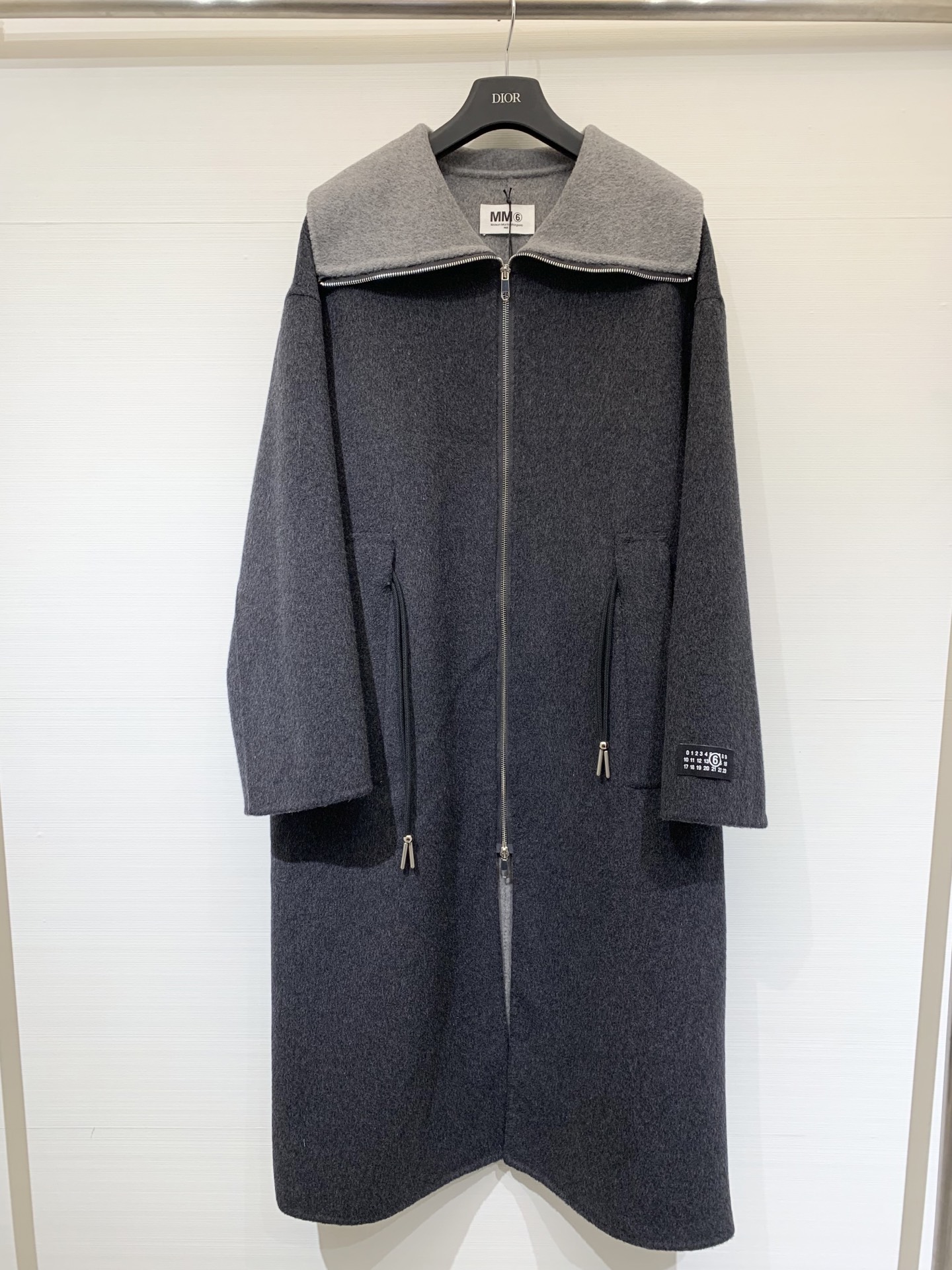 NO:654020,Comes with dust bag MM6 25 Autumn and Winter Hot Style Black Label Series Two-color waisted cashmere coat 10 cashmere fabric Super silky, soft and warm Comes with waistband design Two-color effect on AB side Black Label logo embellished on the sleeves Very eye-catching and high-end atmosphere Two-color sml, masion margiela, alexander wang19860909配防尘袋MM6 25秋冬爆款 黑标系列 双色收腰羊绒大衣 10羊绒的面料 超级丝滑柔软保暖 自带收腰腰绳设计 AB面双色效果 黑标logo点缀手袖 非常亮眼高级大气 两色sml,,masion margiela,alexander wang,Women's clothing