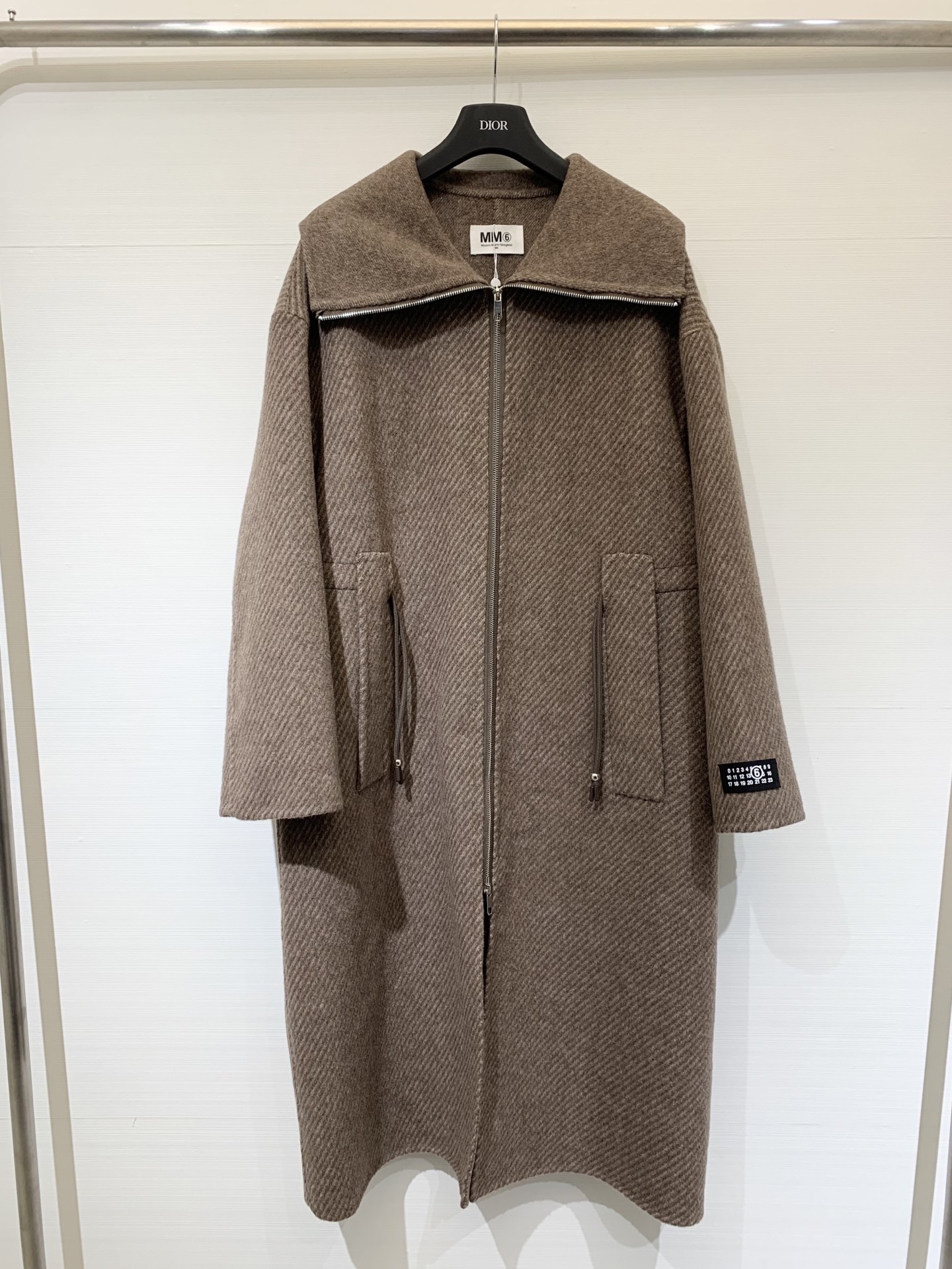 NO:654029,Comes with dust bag MM6 25 Autumn and Winter hot style Black label series Two-color waisted cashmere coat 10 cashmere fabric Super silky, soft and warm Comes with waistband design Two-color effect on AB side Black label logo embellished on the sleeves Very eye-catching and high-end atmosphere Two-color sml P,, masion margiela, alexander wang19860909配防尘袋MM6 25秋冬爆款 黑标系列 双色收腰羊绒大衣 10羊绒的面料 超级丝滑柔软保暖 自带收腰腰绳设计 AB面双色效果 黑标logo点缀手袖 非常亮眼高级大气 两色sml P,,masion margiela,alexander wang,Women's clothing