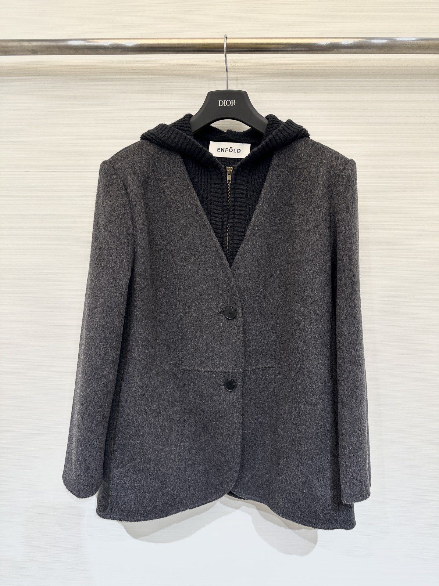 NO:587281,ENFOLD 25 new autumn and winter two-piece knitted hooded cashmere jacket, 5 cashmere blended fabric, warm and soft, the two-piece set with contrasting colors inside is not monotonous, has a high-end atmosphere, simple and elegant, the hooded design is practical and fashionable, the fabric is delicate, and the circle is full, perfect for autumn and winter wear!  It can be easily used for commuting and leisure. It has both functionality and comfort. It is a must-have item for autumn and winter wardrobe ~ two-color SML, jackets & coats, hats, alexander wang19860909ENFOLD 25秋冬新款 两件套针织连帽羊绒外套,5羊绒混纺面料,保暖又柔软,内里撞色两件套设计不单调,高级大气简约大方,连帽设计实用又时髦,面料细腻,圈型饱满,秋冬穿超合适！通勤休闲都能轻松驾驭,兼具功能性与舒适感,是秋冬衣橱必备单品～两色SML,,jackets & coats,hats,alexander wang,Women's clothing