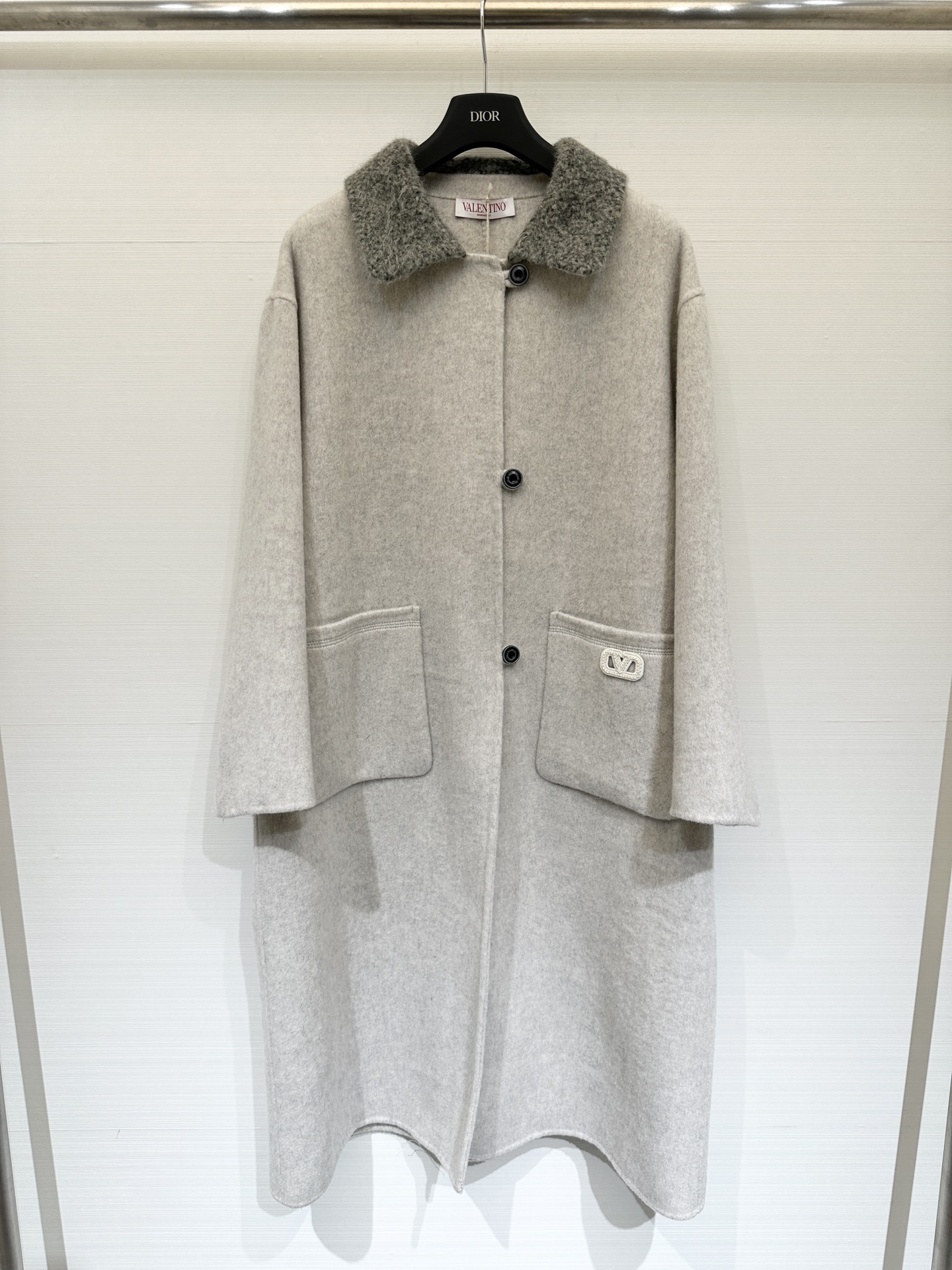 NO:587264,Comes with dust bag. Valentino 25 autumn and winter catwalk style. Wool coat with spliced ​​lamb fur collar. Boiled wool fabric. It is lighter and warmer than ordinary wool. Double pocket splicing fur collar design. Lapel lamb wool embellishment is super layered. Long design. It can be worn for commuting and leisure. It goes well with skirts or trousers. It is simple and high-end. It is a must-have for autumn and winter wardrobe!  Two-color SML,,valentino,skirts,alexander wang19860909配防尘袋Valentino 25秋冬走秀款 拼接羊羔毛领羊毛大衣,水煮羊毛面料,比普通羊毛更加轻盈保暖,双口袋拼接毛领设计,翻领羊羔毛点缀超有层次感,长款设计,通勤休闲都能穿,搭配裙装或裤装都很出彩,简约高级感满满,秋冬衣橱必备！两色SML,,valentino,skirts,alexander wang,Women's clothing