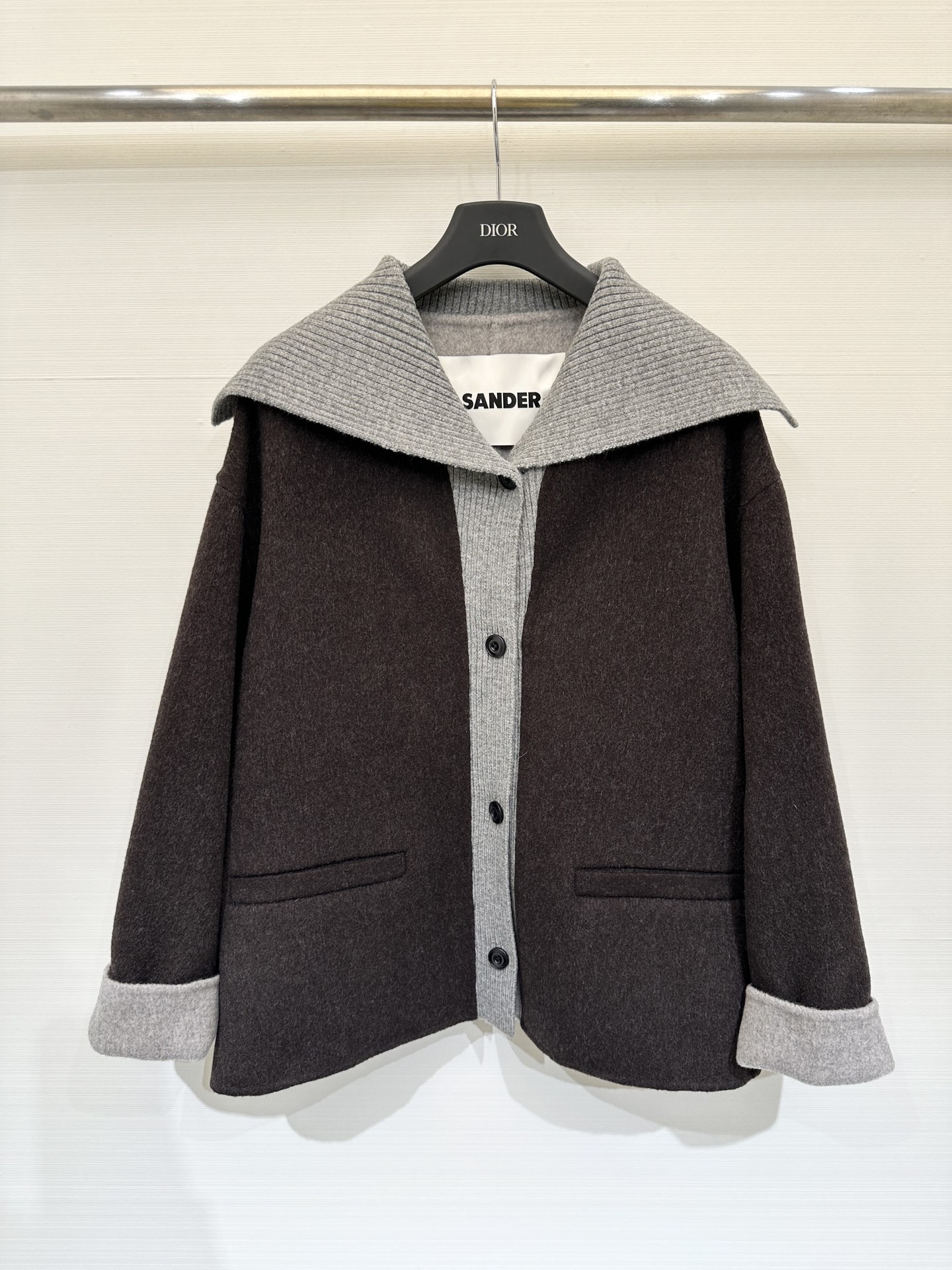 NO:587276,Comes with dust bag JILSANDER 25 new autumn and winter style navy lapel spliced ​​double-sided wool jacket, made of wool fabric, soft and warm, perfect for autumn and winter!  The navy lapel knitted splicing design is full of layers, simple and high-end. The overall cut is loose and can be worn for commuting and leisure. It looks great with knitted sweaters or dresses. It has a low-key and elegant style! Two-color SML,,jil sander,skirts,jackets & coats,alexander wang19860909配防尘袋JILSANDER 25秋冬新款 海军翻领拼接双面羊毛外套,采用羊毛面料,柔软又保暖,秋冬穿超合适！海军翻领针织拼接设计,层次感满满,简约又高级,整体剪裁宽松,通勤休闲都能穿,搭配针织衫或连衣裙都很出彩,低调优雅风get ! 两色SML,,jil sander,skirts,jackets & coats,alexander wang,Women's clothing