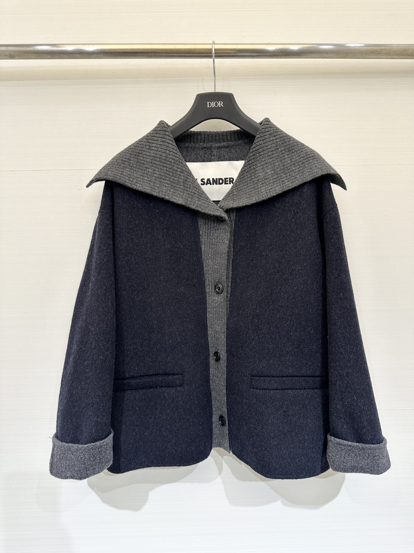 NO:587270,Comes with dust bag JILSANDER 25 new autumn and winter style navy lapel spliced ​​double-sided wool jacket, made of wool fabric, soft and warm, perfect for autumn and winter!  The navy lapel knitted splicing design is full of layers, simple and high-end. The overall cut is loose and can be worn for commuting and leisure. It looks great with knitted sweaters or dresses. It has a low-key and elegant style! Two-color SML P,,jil sander,skirts,jackets & coats,alexander wang19860909配防尘袋JILSANDER 25秋冬新款 海军翻领拼接双面羊毛外套,采用羊毛面料,柔软又保暖,秋冬穿超合适！海军翻领针织拼接设计,层次感满满,简约又高级,整体剪裁宽松,通勤休闲都能穿,搭配针织衫或连衣裙都很出彩,低调优雅风get ! 两色SML P,,jil sander,skirts,jackets & coats,alexander wang,Women's clothing