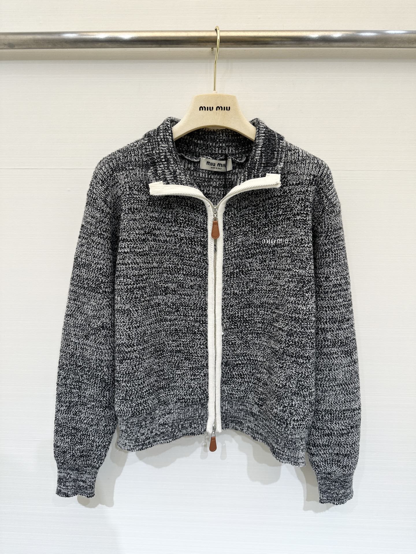 NO:587314,MIUMI* 25 new autumn and winter style, simple style zipper cardigan style, logo pattern decoration, series models shipped, upper body with high-end atmosphere, 2 color codes //,,miumiu,alexander wang19860909MIUMI* 25秋冬新款 简约风拉链开衫款 logo图案修饰点缀 系列款出货 上身高级氛围感 2色碼 //,,miumiu,alexander wang,Women's clothing