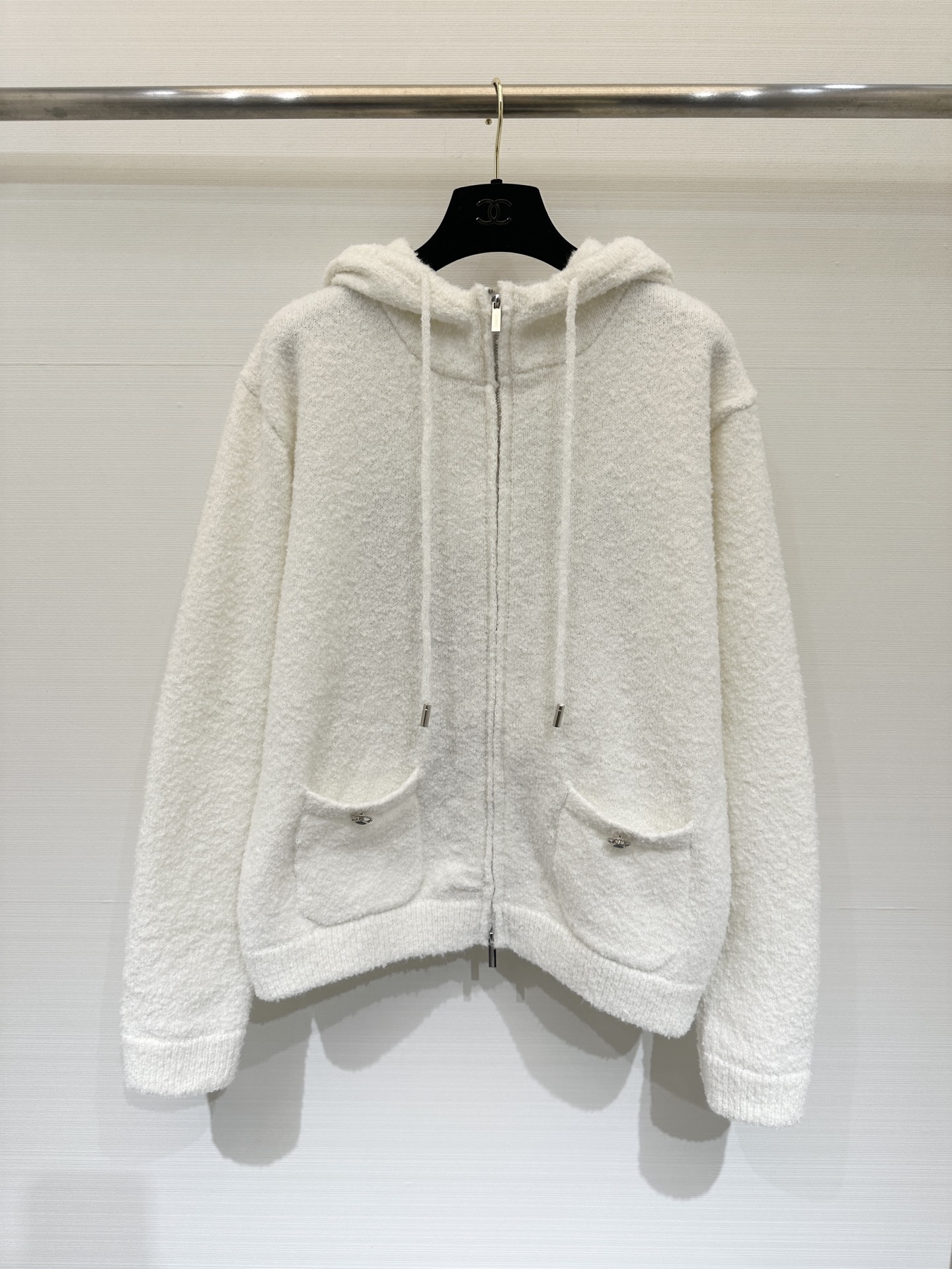 NO:587309,CHANEL 25 new autumn and winter style hooded zipper knitted jacket with logo pattern decoration and embellishment. Series models are shipped. The upper body has a high-end atmosphere. 1 color code //,,chanel,jackets & coats,hats,alexander wang19860909CHANEL 25秋冬新款 连帽拉链针织外套款 logo图案修饰点缀 系列款出货 上身高级氛围感 1色碼 //,,chanel,jackets & coats,hats,alexander wang,Women's clothing