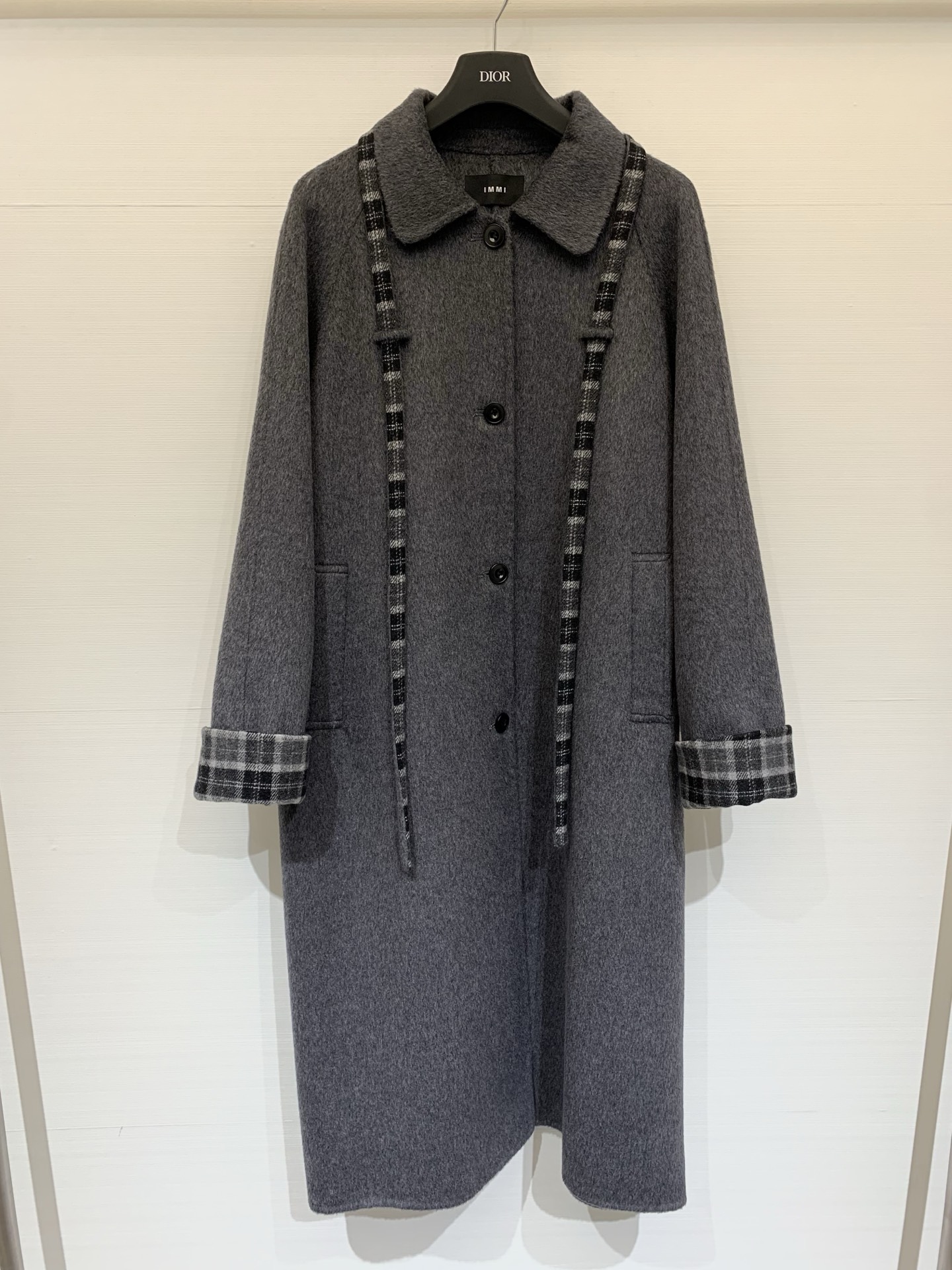 NO:589671,Equipped with dust bag IMMI 25 new autumn and winter ribbon double-sided cashmere coat, cashmere wool blended fabric, soft and warm texture, simple lapel + plaid decorative ribbon design, full of details, the inside is also plaid design, the layering is up!  The long cut can be worn for both commuting and leisure. It looks elegant and intellectual when paired with skirts or high-waisted pants. It can be easily used for daily commuting and light business occasions. It is practical and fashionable!  Two-color SML,,skirts,alexander wang19860909配防尘袋IMMI 25秋冬新款 飘带双面羊绒大衣,羊绒羊毛混纺面料,质地柔软保暖,简约翻领＋格纹装饰飘带设计,细节满分,内里也是格纹设计,层次感up！长款剪裁,通勤休闲都能穿,搭裙装或高腰裤都很优雅知性～日常通勤、轻商务场合都能轻松驾驭,实用又时髦！两色SML,,skirts,alexander wang,Women's clothing