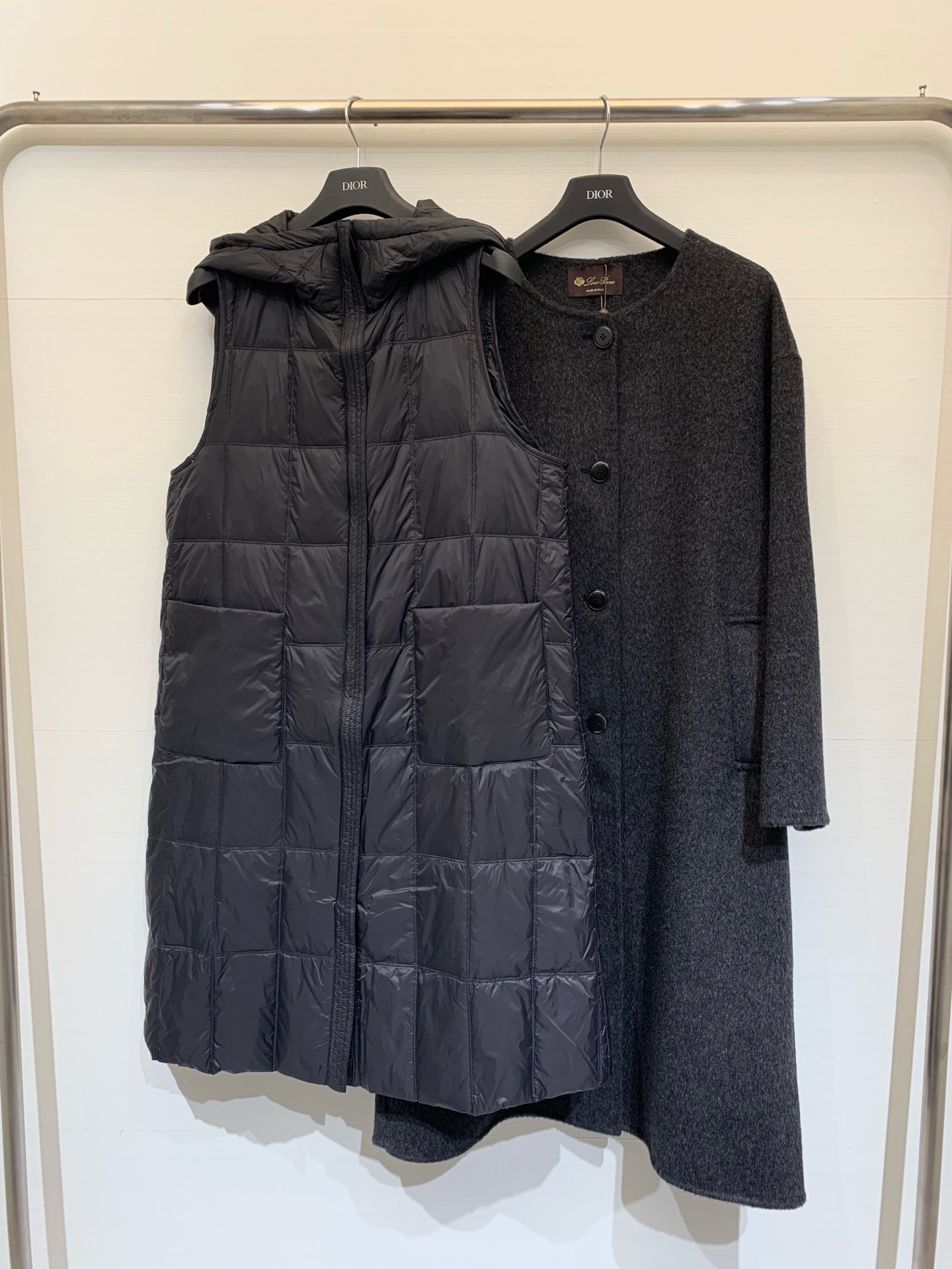 NO:590975,Comes with dust bag LP 25 new autumn and winter hooded down double-sided wool mid-length coat!  Two-piece set design, hooded down liner, custom imported Austrian ultra-fine wool material, pure hand-made craftsmanship, YB open mold custom horn buckle design, high-end and fashionable, classic long H version, not flattering on the upper body, super high-end, warm and slim, a must-have item for Bai Fumei, two-color sml, loro piana, down jacket, hats, alexander wang19860909配防尘袋LP 25秋冬新品 连帽羽绒双面羊毛中长款大衣！两件套设计 连帽羽绒内胆 定制进口奥州超细羊毛材质 纯手工制作工艺 YB开模定制牛角扣设计高级又时髦 经典长款H版型不挑人上身超高级 保暖又显瘦 白富美必入单品 两色sml,,loro piana,down jacket,hats,alexander wang,Women's clothing