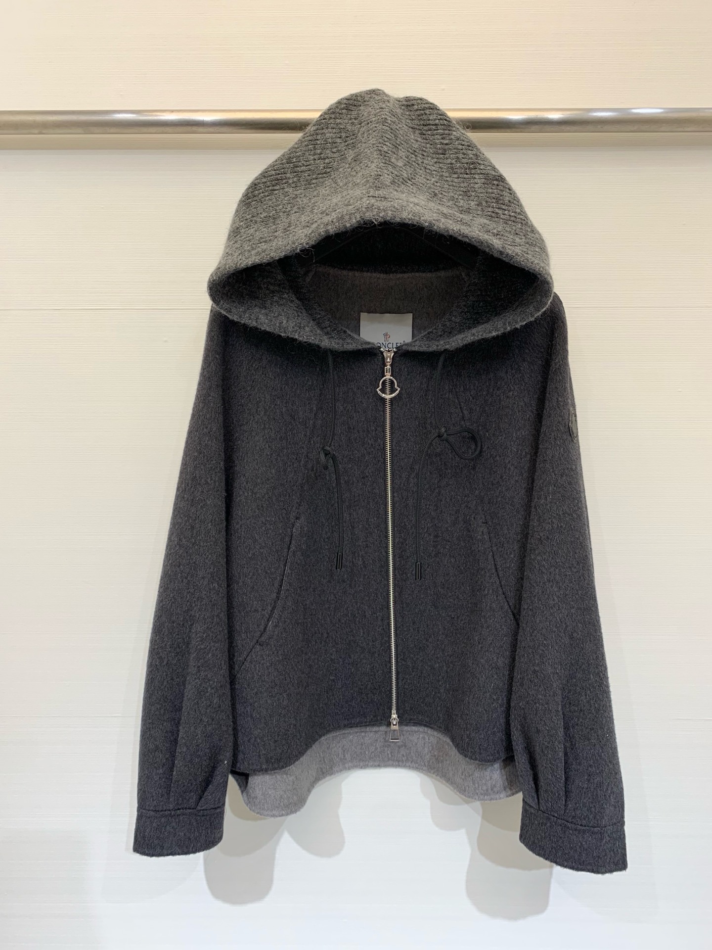 NO:590976,Comes with dust bag Moncler 25 new autumn and winter zipper hooded double-sided cashmere jacket/coat. Made of cashmere and wool blended fabrics. The texture is soft and warm. Contrast color braided hat splicing design is casual and age-reducing. yb customized M home LOGO chain head is so special. The contrasting color of AB side inside adds a sense of luxury. Code number sml,,jackets & coats,hats,alexander wang19860909配防尘袋Moncler 25秋冬新款 拉链连帽双面羊绒外套/大衣 采用羊绒羊毛混纺面料 质感软糯保暖 撞色编织感的帽子拼接设计 休闲又减龄 yb定制M家LOGO链头好特别 内里AB面撞色增添高级感 码数sml,,jackets & coats,hats,alexander wang,Women's clothing