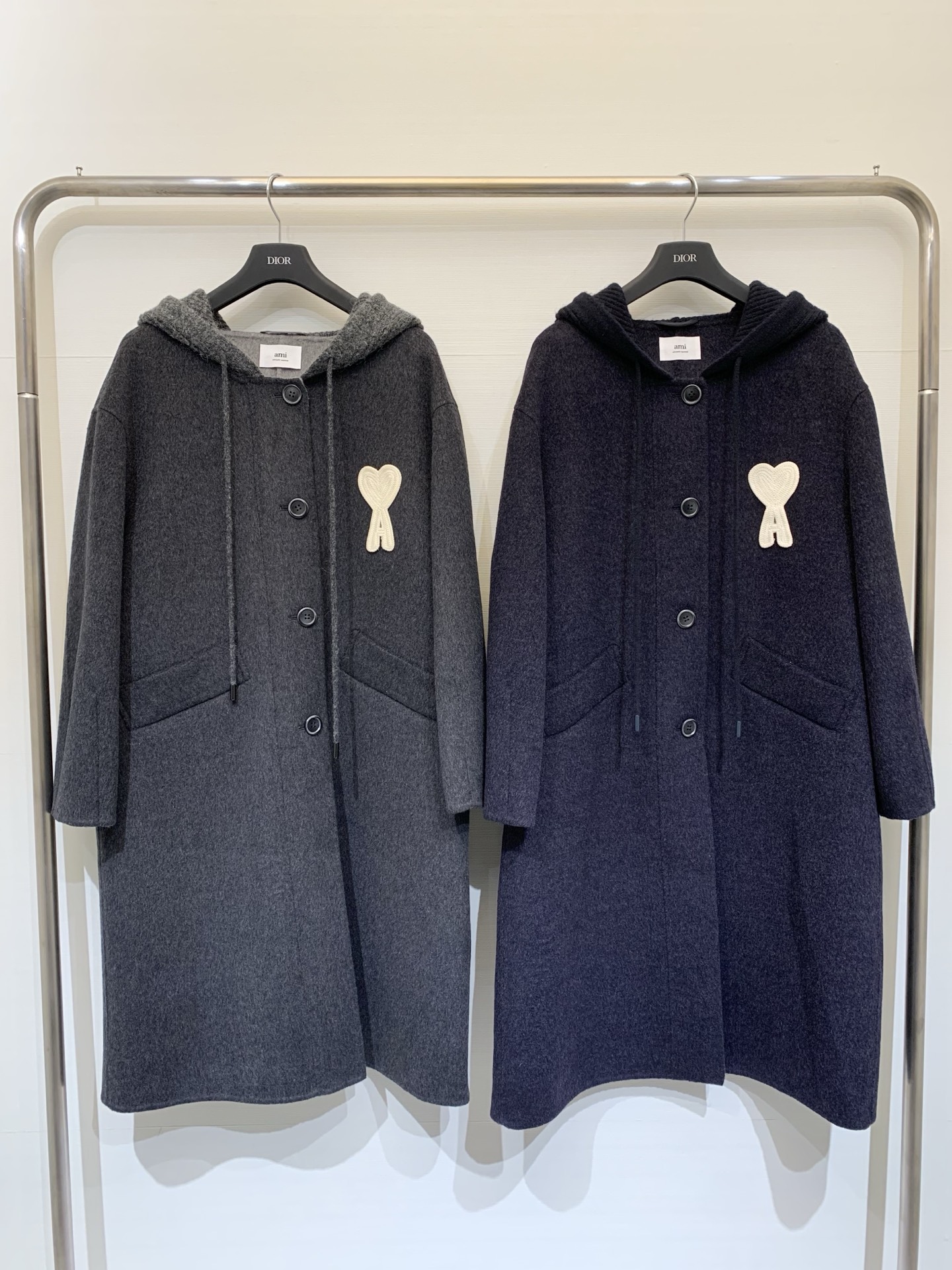 NO:626725,a Comes with a dust bag Ami 25 autumn and winter latest style love knitted hood double-sided cashmere coat. When wearing autumn and winter, you should find a sense of luxury in simplicity. yb custom-made 10 cashmere 90 wool fabric. This coat has a crisp and textured shape. The design of the single-breasted spliced knitted hood is classic and elegant. The drape gives a lazy and casual sense of relaxation. It is just right. Wear it like this in autumn and winter, and the sense of luxury is directly filled~ Gray Navy  Code number sml,,hats,alexander wang19860909a配防尘袋Ami 25秋冬最新款 爱心针织帽双面羊绒大衣 秋冬穿搭就该在简约里找高级感 yb定制10羊绒90羊毛面料 这款大衣版型挺括又有质感 单排扣拼接针织帽设计经典大气 垂坠感穿出慵懒随性的松弛感 拿捏得恰到好处,秋冬这么穿,高级感直接拉满～ 灰色 藏青色 码数sml,,hats,alexander wang,Women's clothing