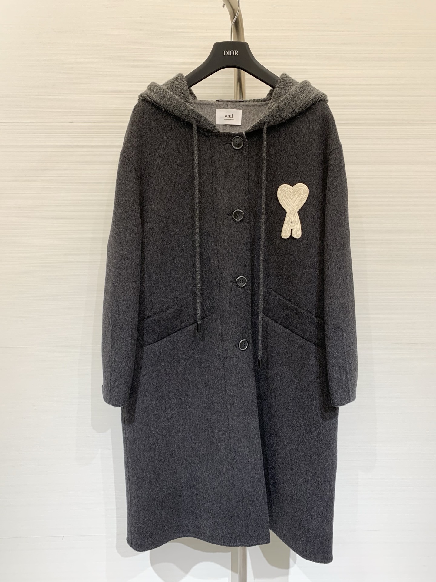 NO:626730,Comes with dust bag Ami 25 autumn and winter latest model Love knitted hood double-sided cashmere coat. When wearing autumn and winter, you should find a sense of luxury in simplicity. yb custom-made 10 cashmere 90 wool fabric. This coat has a crisp and textured shape. The design of the single-breasted spliced knitted hood is classic and grand. The drape gives a lazy and casual sense of relaxation. It is just right. Wear it like this in autumn and winter, and you will feel high-end. Gray Navy  Code number sml,,hats,alexander wang19860909配防尘袋Ami 25秋冬最新款 爱心针织帽双面羊绒大衣 秋冬穿搭就该在简约里找高级感 yb定制10羊绒90羊毛面料 这款大衣版型挺括又有质感 单排扣拼接针织帽设计经典大气 垂坠感穿出慵懒随性的松弛感 拿捏得恰到好处,秋冬这么穿,高级感直接拉满～ 灰色 藏青色 码数sml,,hats,alexander wang,Women's clothing