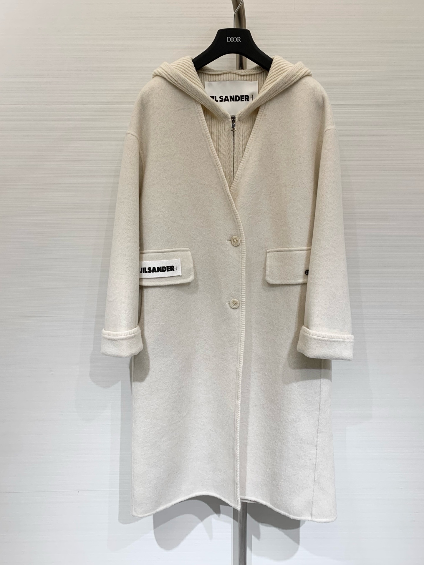 NO:626720,Comes with dust bag JILSANDER 25 new products for autumn and winter. Luxurious minimalist style two-piece long coat. Spliced knitted hooded vest + single-breasted double-sided cashmere coat. Casual and advanced wear. Classic H micro-loose version. Relaxed and moderate tailoring is more inclusive. Double-sided cashmere wool blend fabric is comfortable and warm. Material with a strong autumn and winter atmosphere. Classic and timeless high-end color matching. Just needed for autumn and winter matching. Two-color SML,,jil  sander,hats,alexander wang19860909配防尘袋JILSANDER 25秋冬新品 高奢极简风两件套长款大衣 拼接针织连帽马甲+单排扣双面羊绒大衣 休闲高级穿搭 经典H微宽松版型松弛有度剪裁比较有包容性 双面羊绒羊毛混纺面料舒适有温度 很有秋冬氛围的材质 经典不过时的高级感配色 秋冬搭配刚需 两色SML,,jil sander,hats,alexander wang,Women's clothing