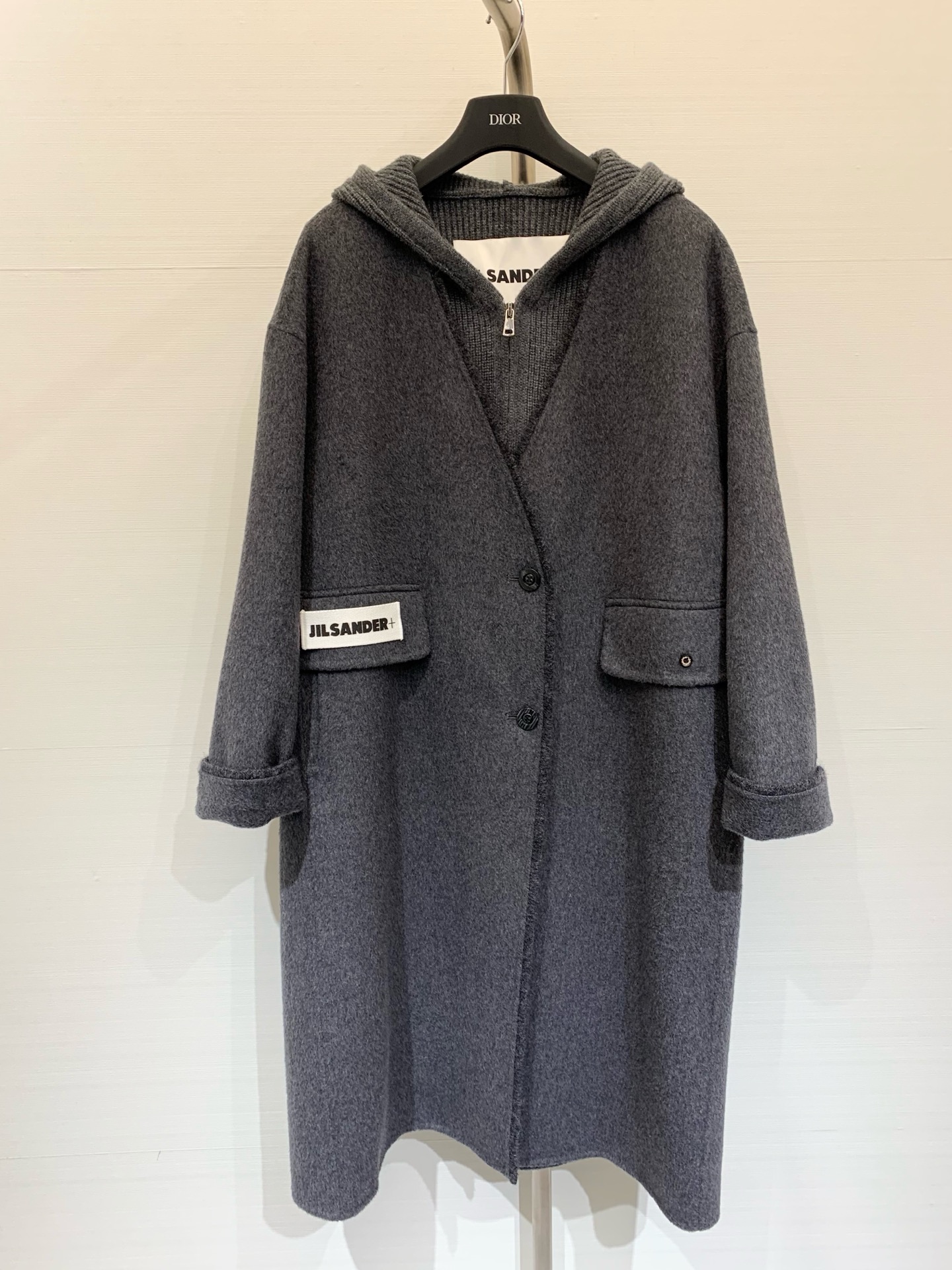 NO:591416,Comes with dust bag JILSANDER 25 new products for autumn and winter. Luxurious minimalist style two-piece long coat. Spliced knitted hooded vest + single-breasted double-sided cashmere coat. Casual and advanced wear. Classic H micro-loose version. Relaxed and moderate tailoring is more inclusive. Double-sided cashmere wool blend fabric is comfortable and warm. Material with a strong autumn and winter atmosphere. Classic and timeless high-end color matching. Just needed for autumn and winter matching. Two-color SML,,jil  sander,hats,alexander wang19860909配防尘袋JILSANDER 25秋冬新品 高奢极简风两件套长款大衣 拼接针织连帽马甲+单排扣双面羊绒大衣 休闲高级穿搭 经典H微宽松版型松弛有度剪裁比较有包容性 双面羊绒羊毛混纺面料舒适有温度 很有秋冬氛围的材质 经典不过时的高级感配色 秋冬搭配刚需 两色SML,,jil sander,hats,alexander wang,Women's clothing