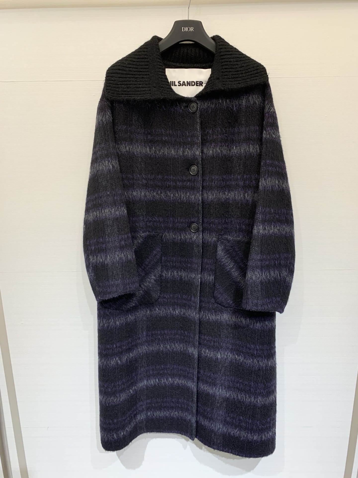 NO:591420,Comes with dust bag JILSANDER 25 new autumn and winter style spliced knitted collar plaid coat  Classic plaid + black knitted collar, simple and detailed, alpaca and wool blended material, soft and waxy to the touch, warm and textured, very suitable for autumn and winter, loose fit + front buttons, can be worn for commuting and leisure, the plaid element is versatile, looks great with dark trousers or skirts, easy to create a high-end outfit, minimalist style, suitable for sisters who like textured outfits!  Two-color SML,,jil sander,skirts,alexander wang19860909配防尘袋JILSANDER 25秋冬新款 拼接针织领格纹大衣 经典格纹＋黑色针织领,简约有细节感,羊驼毛和羊毛混纺材质,手感软软糯糯的,保暖又有质感,秋冬穿超合适,宽松版型＋正面纽扣,通勤休闲都能穿,格纹元素百搭,配深色裤装或裙装都很出彩,轻松打造高级感穿搭,极简风格,适合喜欢质感穿搭的姐妹们！两色SML,,jil sander,skirts,alexander wang,Women's clothing