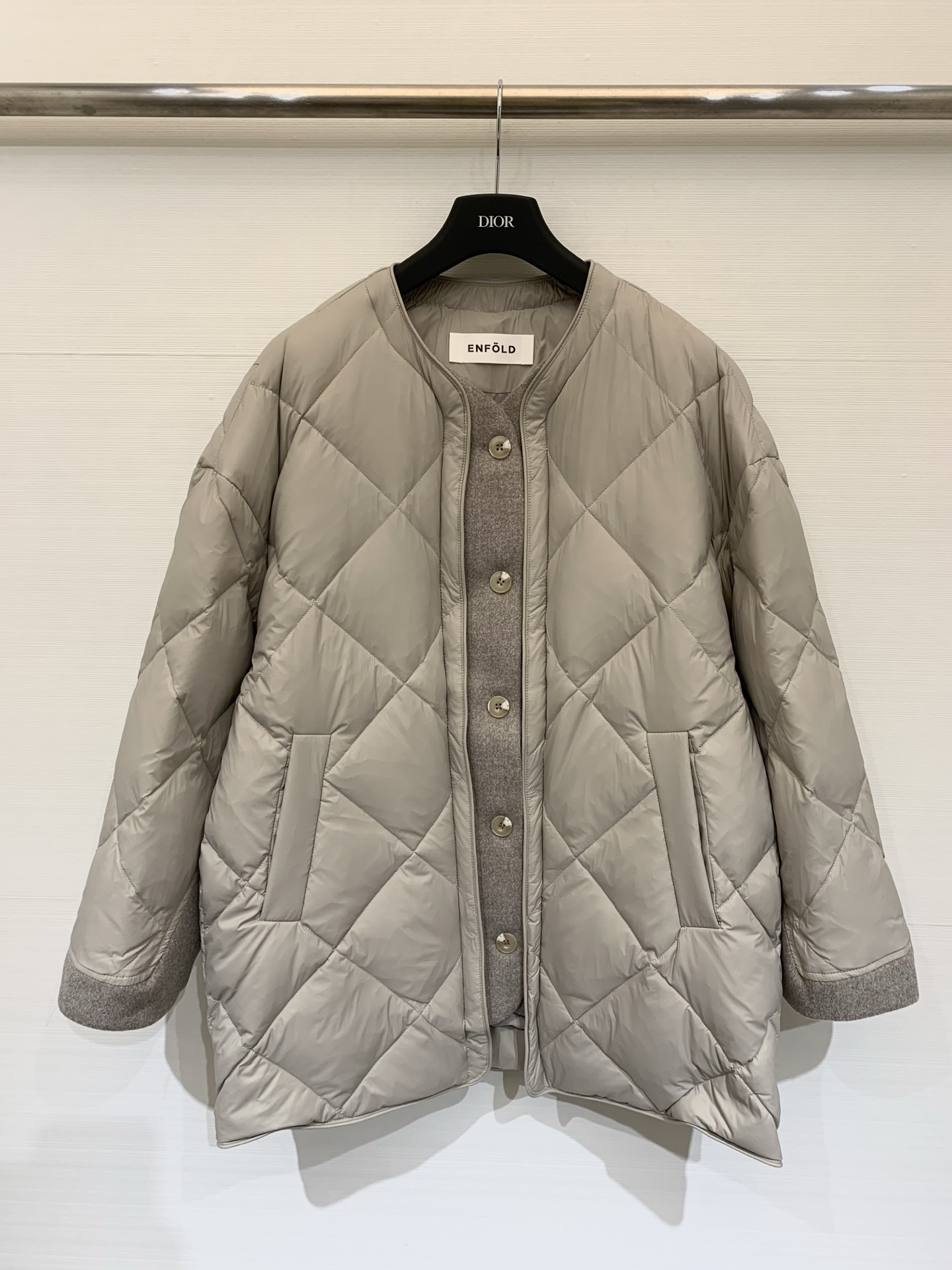 NO:591919,Comes with dust bag Enfold 25 new autumn and winter gray apricot rhombus lightweight down jacket, with a classic baseball collar design, perfect for simple casual style!  Filled with high-quality down, the warmth is online. The outer layer is diamond quilted and not easy to shed. It is light and not bulky. It is suitable for commuting or leisure in autumn and winter. The front snap buttons are easy to put on and take off. The cuffs are adjustable and the comfort level is up!  Pair it with a sweatshirt, scarf or jeans, and you can easily get the Korean simple style ~ two-color SML, hoodie, sweatshirts, jeans, down jacket, alexander wang19860909配防尘袋Enfold 25秋冬新款 灰杏色菱格轻薄羽绒服,采用经典棒球领设计,简约休闲风满分！填充高品质羽绒,保暖力在线,外层菱格绗缝不易脱绒,轻盈不臃肿,秋冬通勤或休闲都很适合,正面按扣方便穿脱,袖口可调节,舒适度up！搭配卫衣、围巾或牛仔裤,轻松get韩系简约风～两色SML,,hoodie,sweatshirts,jeans,down jacket,alexander wang,Women's clothing