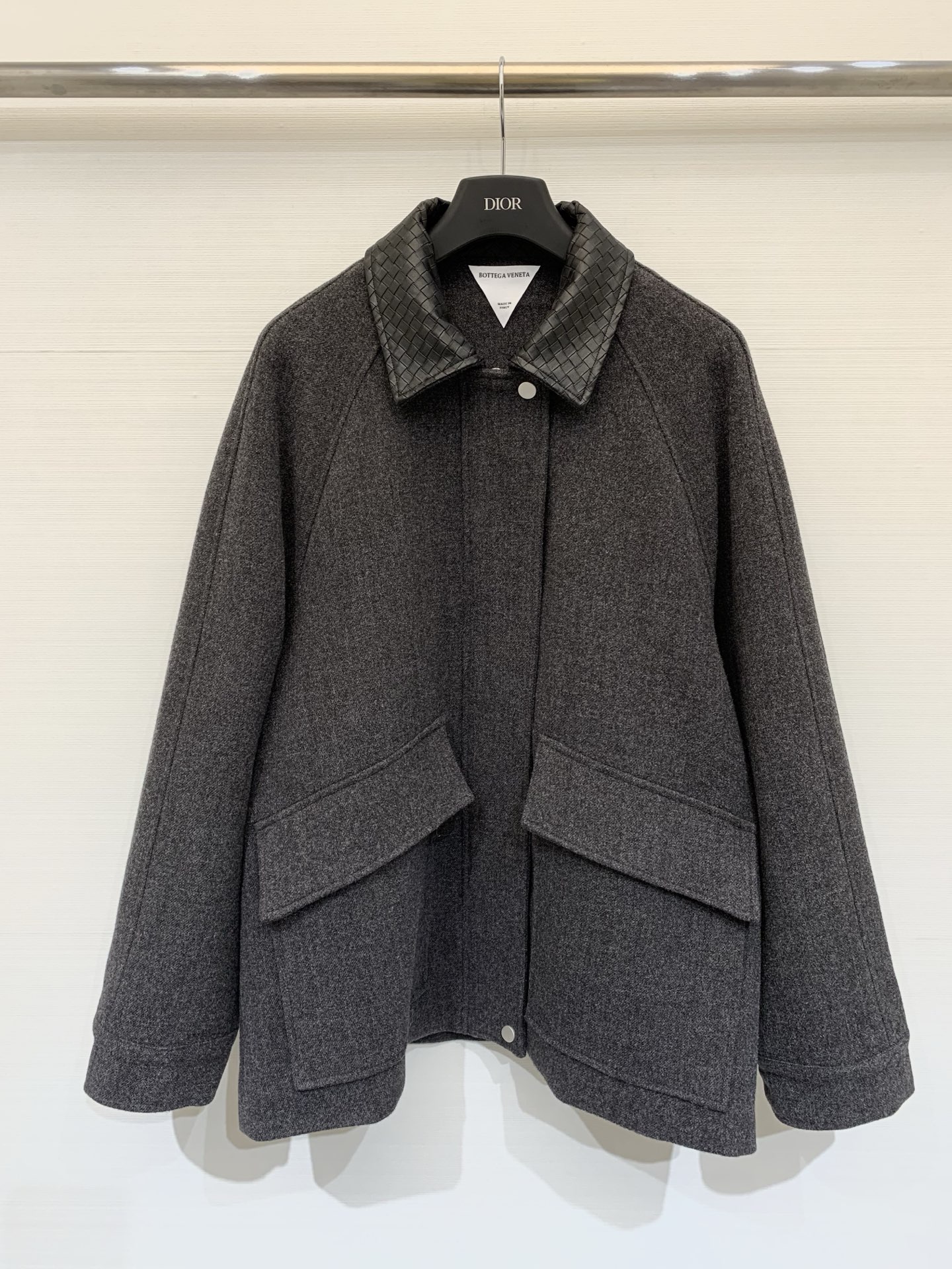 NO:591910,Comes with dust bag BV 25 new autumn and winter woven leather collar woolen jacket made of high-quality wool, filled with cotton inside, soft and warm to the touch, loose silhouette + large pockets, practical and stylish, very suitable for autumn and winter, lapel design adds layering, casual and elegant, looks great with skirts or trousers, easily creates high-end casual windshields Two-color SM,,bottega veneta,skirts,jackets & coats,jackets &  coats,alexander wang19860909配防尘袋BV 25秋冬新款 编织皮领羊毛呢夹克外套 选用高品质羊毛,内里填充棉,触感柔软保暖,宽松廓形＋大口袋,实用又有型,秋冬穿超合适,翻领设计增添层次感,随性优雅,搭裙装或裤装都很出彩,轻松打造高级休闲风窗 两色SM,,bottega veneta,skirts,jackets & coats,jackets & coats,alexander wang,Women's clothing