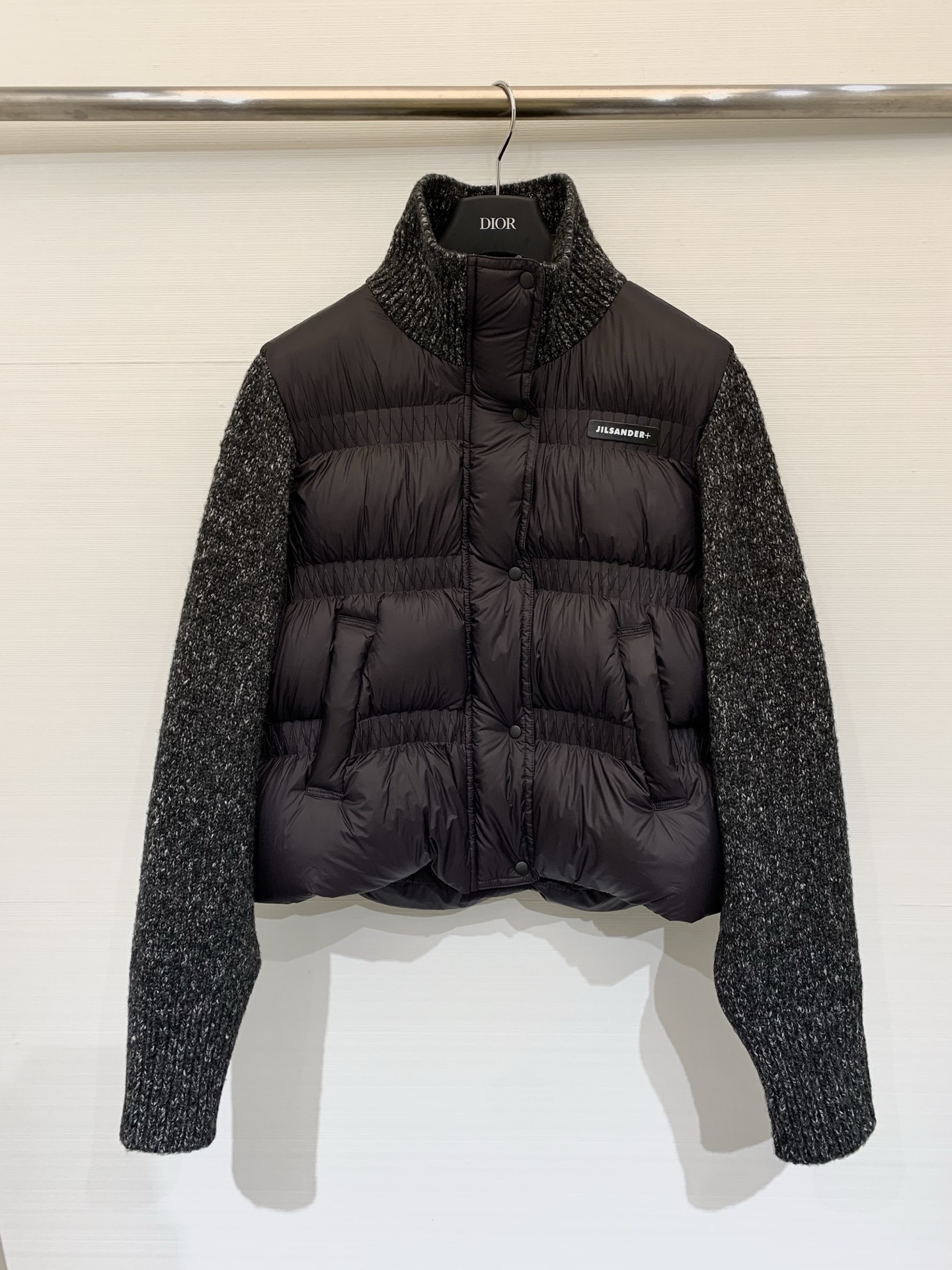 NO:591943,Comes with dust bag JILSANDER 25 new autumn and winter knitted sleeve spliced ​​down jacket, filled with 90 white duck down, perfect for warmth!  Black logo embellishment on the chest, stand-up collar + three-dimensional tailoring, fashionable and layered, knitted sleeves, comfortable and breathable, slightly loose fit and super slim, suitable for all body types, low saturation color matching, versatile and easy to wear for commuting and leisure ~ two-color SML, jil sander, jackets & coats, down jacket, alexander wang19860909配防尘袋JILSANDER 25秋冬新款 针织袖拼接羽绒服外套,填充90白鸭绒,保暖力满分！胸前黑色logo标识点缀,立领＋立体剪裁,时髦又有层次感,袖部针织材质,舒适透气,微宽松版型超显瘦,适合各种身材,低饱和度配色,百搭不挑人,通勤休闲都能轻松驾驭～两色SML,,jil sander,jackets & coats,down jacket,alexander wang,Women's clothing