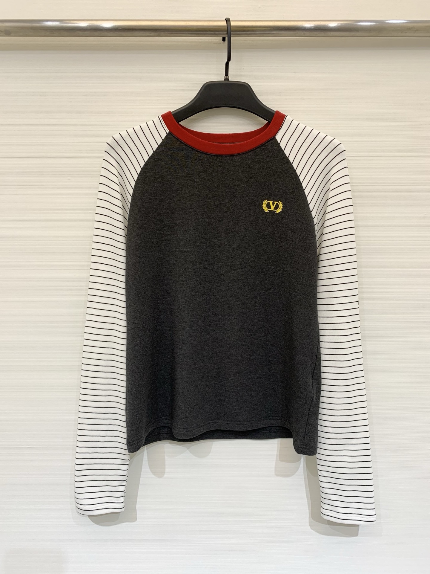 NO:591900,Valentino 25 new autumn and winter style spliced ​​striped bottoming shirt, black body + black striped sleeves on white background, red round collar is super layered!  Gold embroidered logo on the left chest, full of details, soft knitted fabric, comfortable and fashionable to wear, looks great with jeans or casual pants in spring and autumn~ Size sml, valentino, jeans, alexander wang19860909Valentino 25秋冬新款 拼接条纹打底衫,黑色主体＋白底黑条纹袖子,红色圆领超有层次感！左胸金色刺绣Logo,细节满分,柔软针织面料,穿着舒适又时髦,春秋季节随便搭牛仔裤or休闲裤都很出彩～ 码数sml,,valentino,jeans,alexander wang,Women's clothing