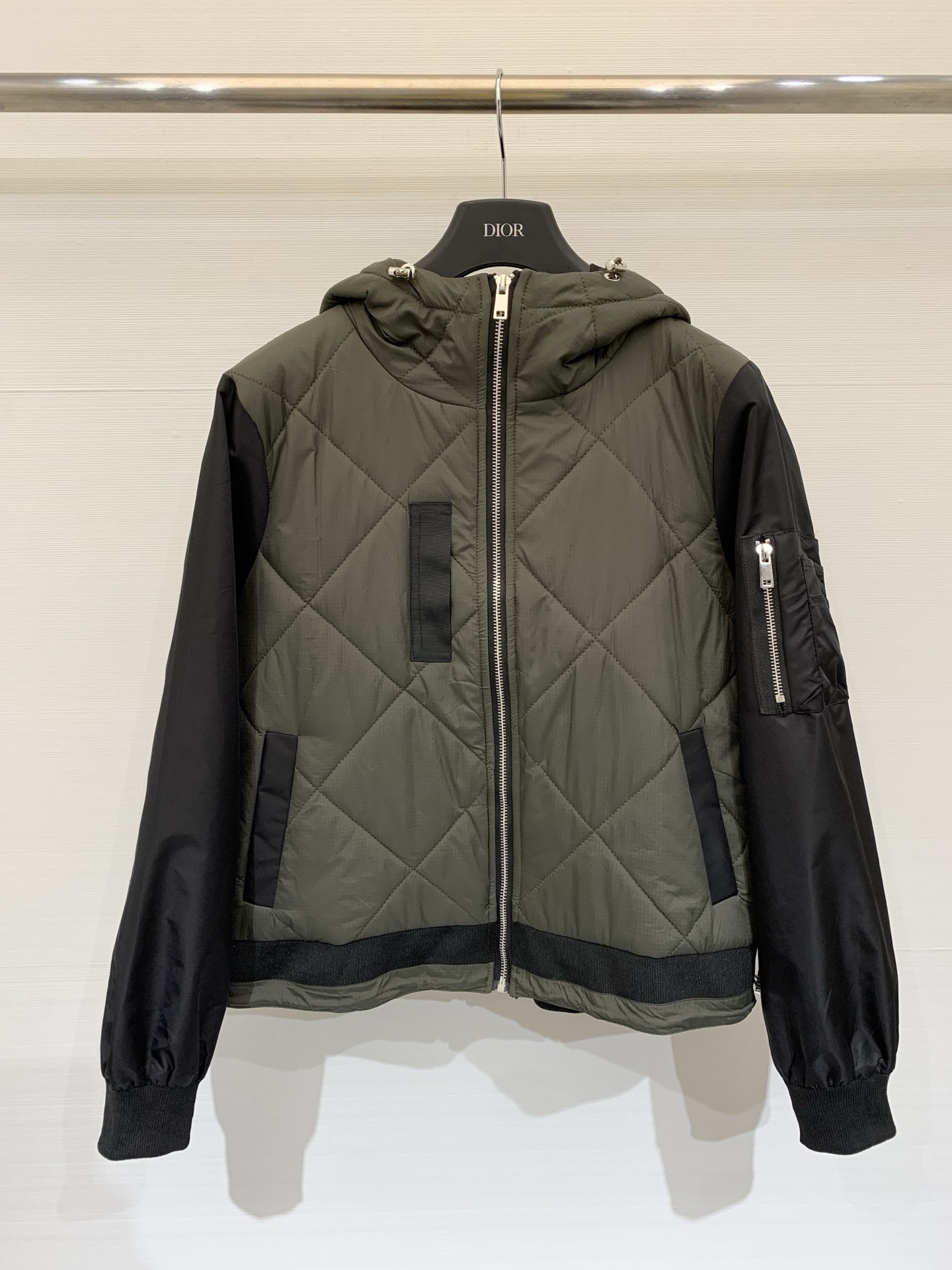 NO:591904,Sacai's 25 new autumn and winter style hooded cotton jacket with contrasting colors and seams, looks super layered!  Hooded design, zipper + hem drawstring double protection, side vertical pockets are very practical. The cuffs and hem are elastically closed, and the warmth retention is perfect. It is fashionable and practical to wear in autumn and winter~ Two-color SML, jackets & coats, hats, alexander wang19860909Sacai 25秋冬新款 拼接撞色连帽衔缝棉服外套,视觉超有层次感！连帽设计,拉链＋下摆抽绳双重防护,侧边垂直口袋超实用.袖口和下摆弹性收口,保暖力满分,秋冬穿它时髦又实用～ 两色SML,,jackets & coats,hats,alexander wang,Women's clothing