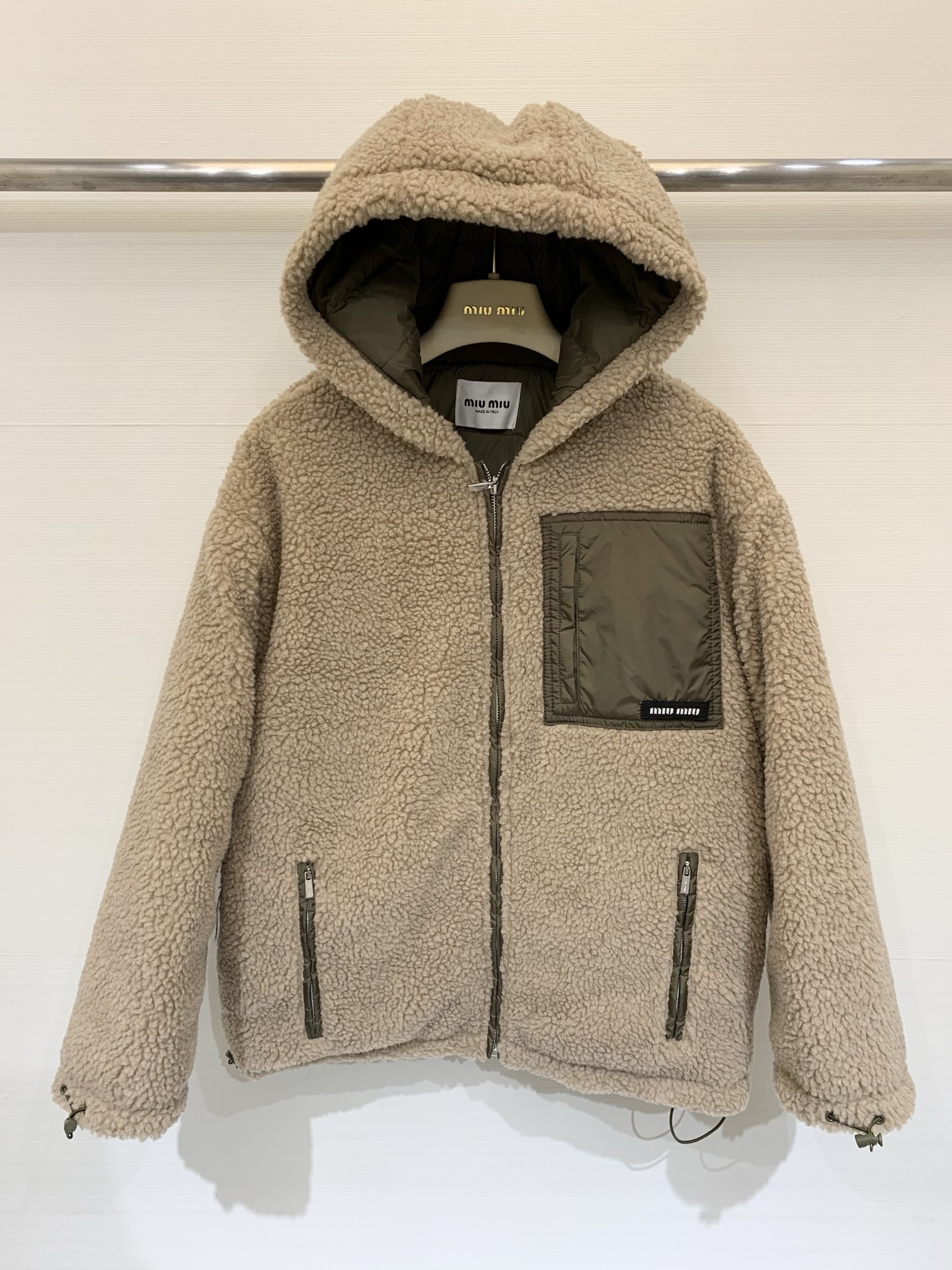 NO:591906,Comes with dust bag MIUMI* 25 new autumn and winter hooded eco-friendly Teddy-like lamb down jacket. The outer layer is sufficient, windproof and cold-proof, easy to put on and take off, hooded plush zipper jacket cut, milk tea color with military green, fashionable and versatile, the outer layer is made of lambswool with obvious grain, thick and warm, nylon pocket brand letter badge on the chest  Highlight the brand style, add high-end colors, adapt to more wearing occasions and personal styles, regular loose fit, fashionable and inclusive, versatile in autumn and winter, high-end texture, you will not regret buying a warm winter jacket, monochrome SML,, miumiu, jackets & coats, down jacket, hats, alexander wang19860909配防尘袋MIUMI* 25秋冬新款 连帽环保仿泰迪羊羔羽绒服 外层毛量充足,防风御寒,轻便穿脱,连帽毛绒拉链外套剪裁,奶茶色系搭配军绿色 时髦百搭,外层颗粒明显羊羔绒材质,厚实保暖,胸前尼龙口袋品牌字母徽章 彰显品牌格调,增添高级色彩,适配更多穿搭场合和个人风格,常规宽松版型,时尚包容,秋冬百搭好物,质感高级,入手不悔暖冬外套,单色SML,,miumiu,jackets & coats,down jacket,hats,alexander wang,Women's clothing