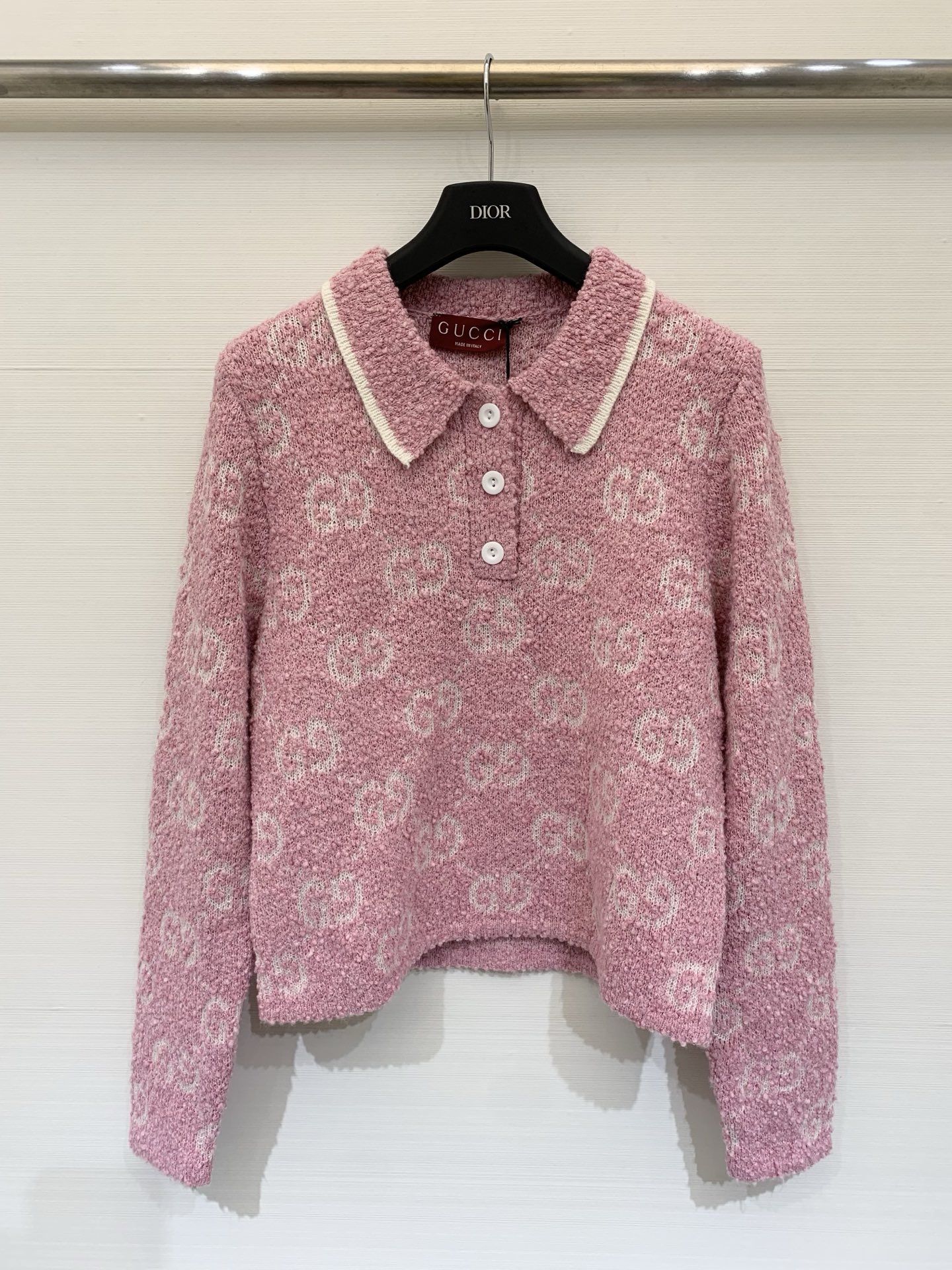 NO:591912,Gucci 25 new autumn and winter style Polo collar jacquard knitted long-sleeved style Logo pattern decoration and embellishment Series models are shipped The upper body has a high-end atmosphere 2 color codes //,,gucci,alexander wang19860909Gucci 25秋冬新款 Polo领提花针织长袖款 logo图案修饰点缀 系列款出货 上身高级氛围感 2色碼 //,,gucci,alexander wang,Women's clothing
