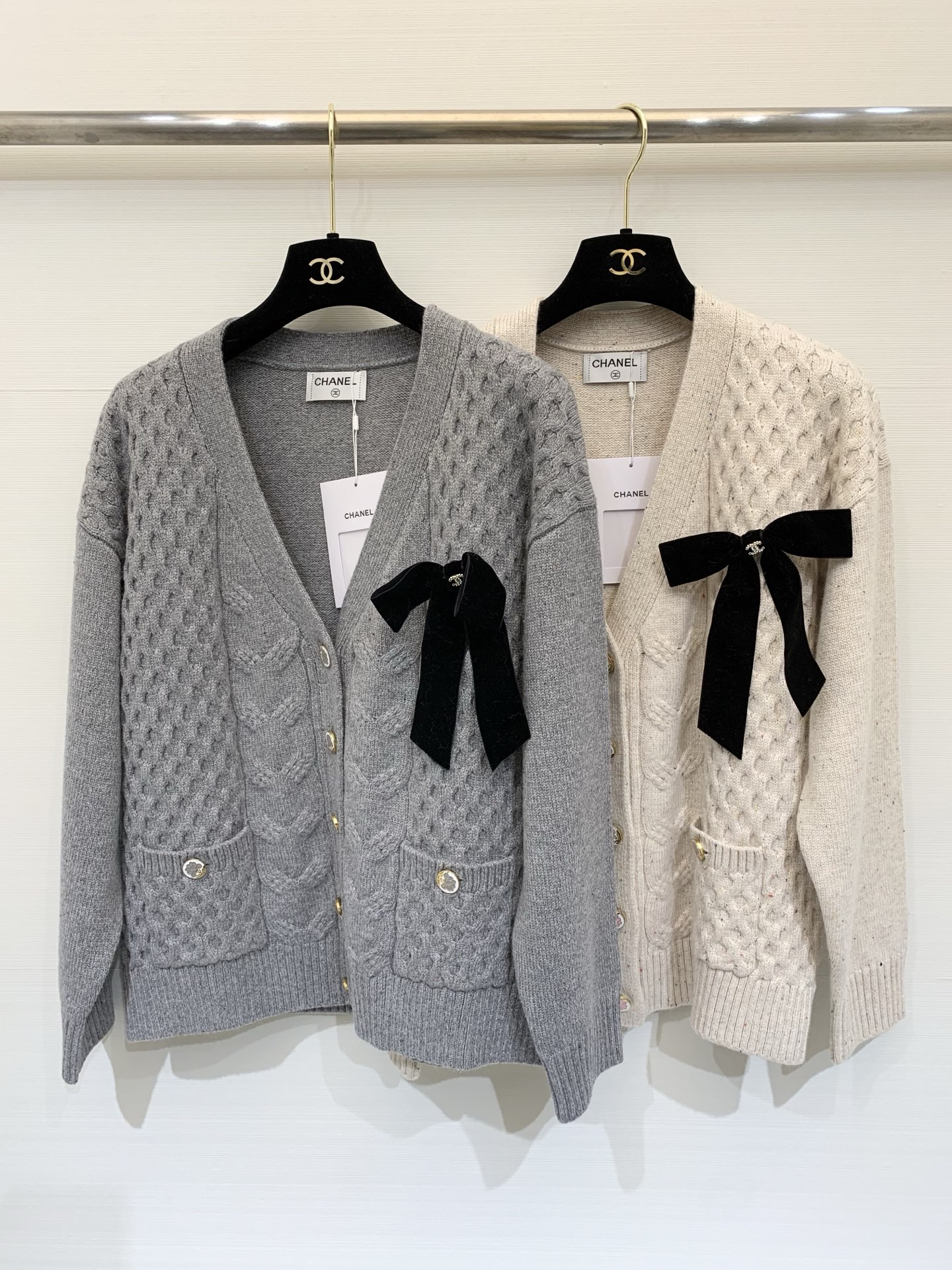 NO:591914,CHANEL 25 new autumn and winter style bow knitted v-neck cardigan style logo pattern decoration embellishment series model shipped upper body high-end atmosphere 2 color code // P,,chanel,alexander wang19860909CHANEL 25秋冬新款 蝴蝶结针织v领开衫款 logo图案修饰点缀 系列款出货 上身高级氛围感 2色碼 // P,,chanel,alexander wang,Women's clothing