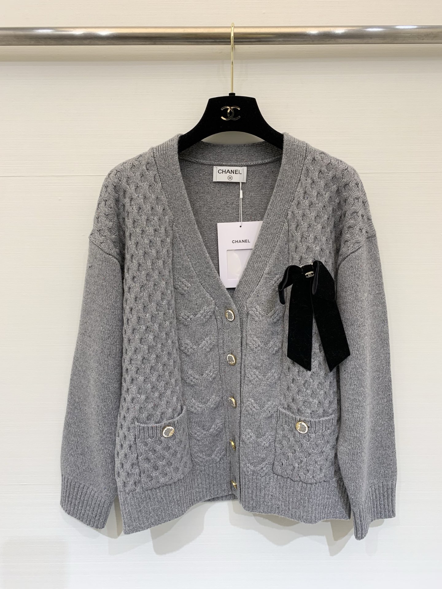 NO:591915,CHANEL 25 new autumn and winter style bow knitted v-neck cardigan style logo pattern decoration embellishment series model shipped upper body high-end atmosphere 2 color codes //,,chanel,alexander wang19860909CHANEL 25秋冬新款 蝴蝶结针织v领开衫款 logo图案修饰点缀 系列款出货 上身高级氛围感 2色碼 //,,chanel,alexander wang,Women's clothing