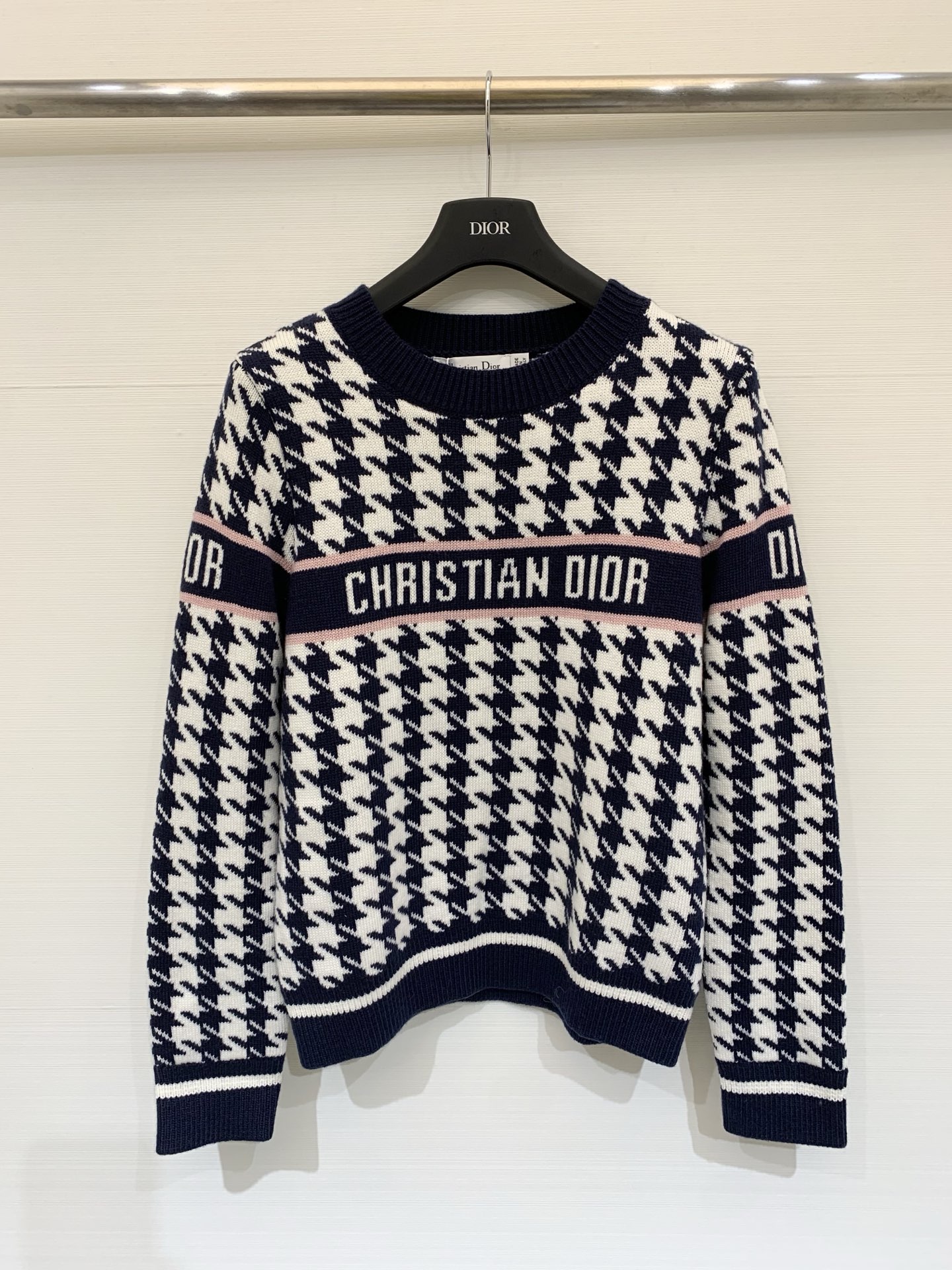 NO:591924,Dior 25 new autumn and winter series model, contrasting letter jacquard round neck knitted long sleeves, royal blue color is very high-end, cashmere wool blended fabric, soft and comfortable, one color sml,, dior, alexander wang19860909Dior 25秋冬新款 系列款 撞色字母提花圆领针织长袖,宝蓝色色系非常高级,羊绒羊毛混纺面料,柔软舒适 一色sml,,dior,alexander wang,Women's clothing