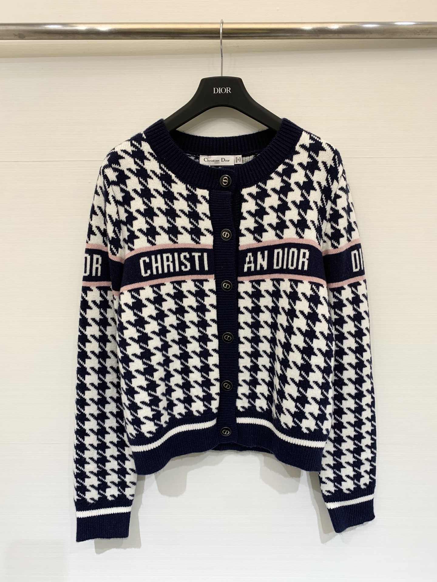 NO:591927,Dior 25 new autumn and winter series model, contrasting letter jacquard round neck knitted cardigan with long sleeves, royal blue color is very high-end, cashmere wool blended fabric, soft and comfortable, one color sml,, dior, alexander wang19860909Dior 25秋冬新款 系列款 撞色字母提花圆领针织开衫长袖,宝蓝色色系非常高级,羊绒羊毛混纺面料,柔软舒适 一色sml,,dior,alexander wang,Women's clothing