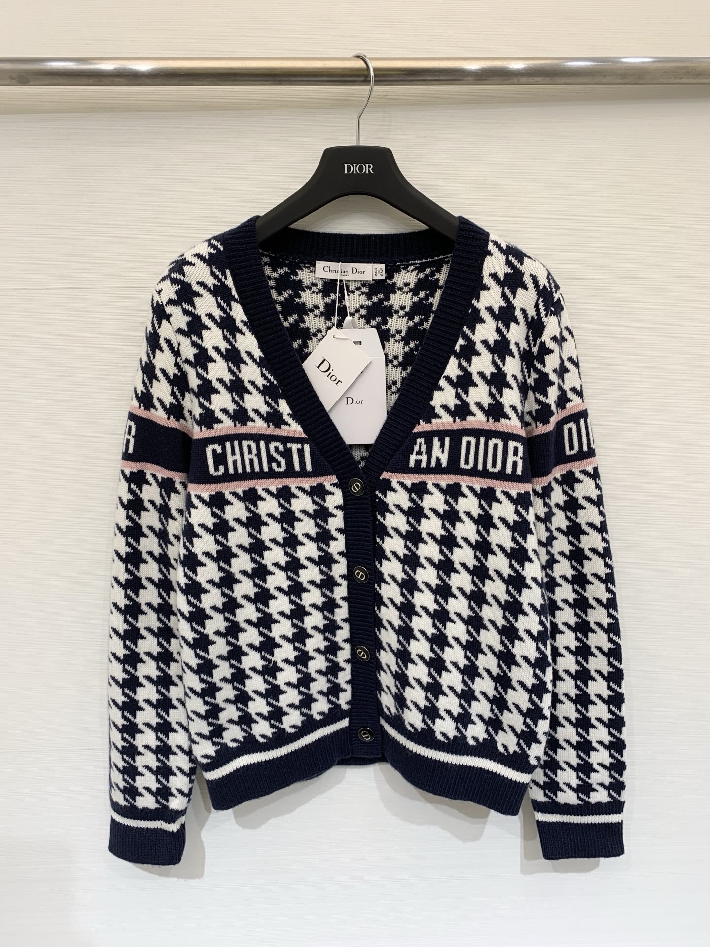 NO:591930,Dior 25 new autumn and winter series model, contrasting letter jacquard V-neck knitted cardigan with long sleeves, royal blue color is very high-end, cashmere wool blended fabric, soft and comfortable, one color sml,, dior, alexander wang19860909Dior 25秋冬新款 系列款 撞色字母提花V领针织开衫长袖,宝蓝色色系非常高级,羊绒羊毛混纺面料,柔软舒适 一色sml,,dior,alexander wang,Women's clothing