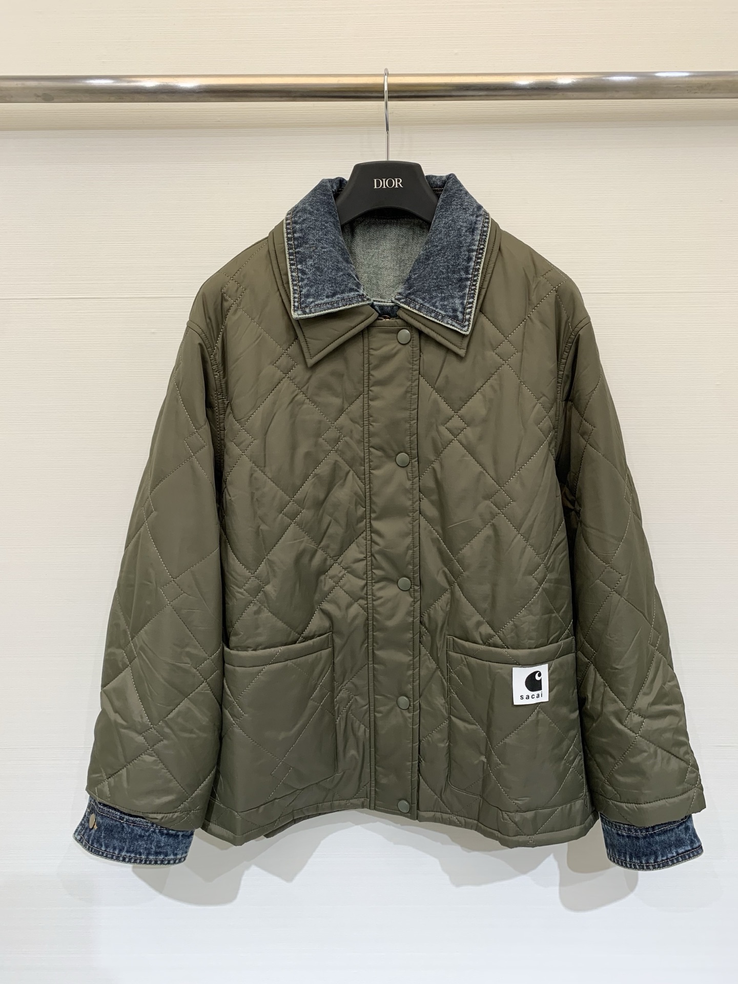 NO:591916,Sacai 25 autumn and winter joint model spliced ​​denim quilted cotton jacket, black quilted fabric + denim lapels, filled with cotton inside, full of retro workwear style!  Co-branded logo on the left pocket, highly recognizable, loose fit, perfect for commuting, warm and breathable, looks great with jeans or overalls ~ Two-color SML, jeans, jackets & coats, alexander wang19860909Sacai 25秋冬联名款 拼接牛仔绗缝棉服外套,黑色绗缝面料＋牛仔翻领,内里填充棉,复古工装风满满！左口袋联名标志logo,辨识度超高,宽松版型,通勤穿超合适,保暖又透气,随手搭牛仔裤or工装裤都很有范儿～ 两色SML,,jeans,jackets & coats,alexander wang,Women's clothing