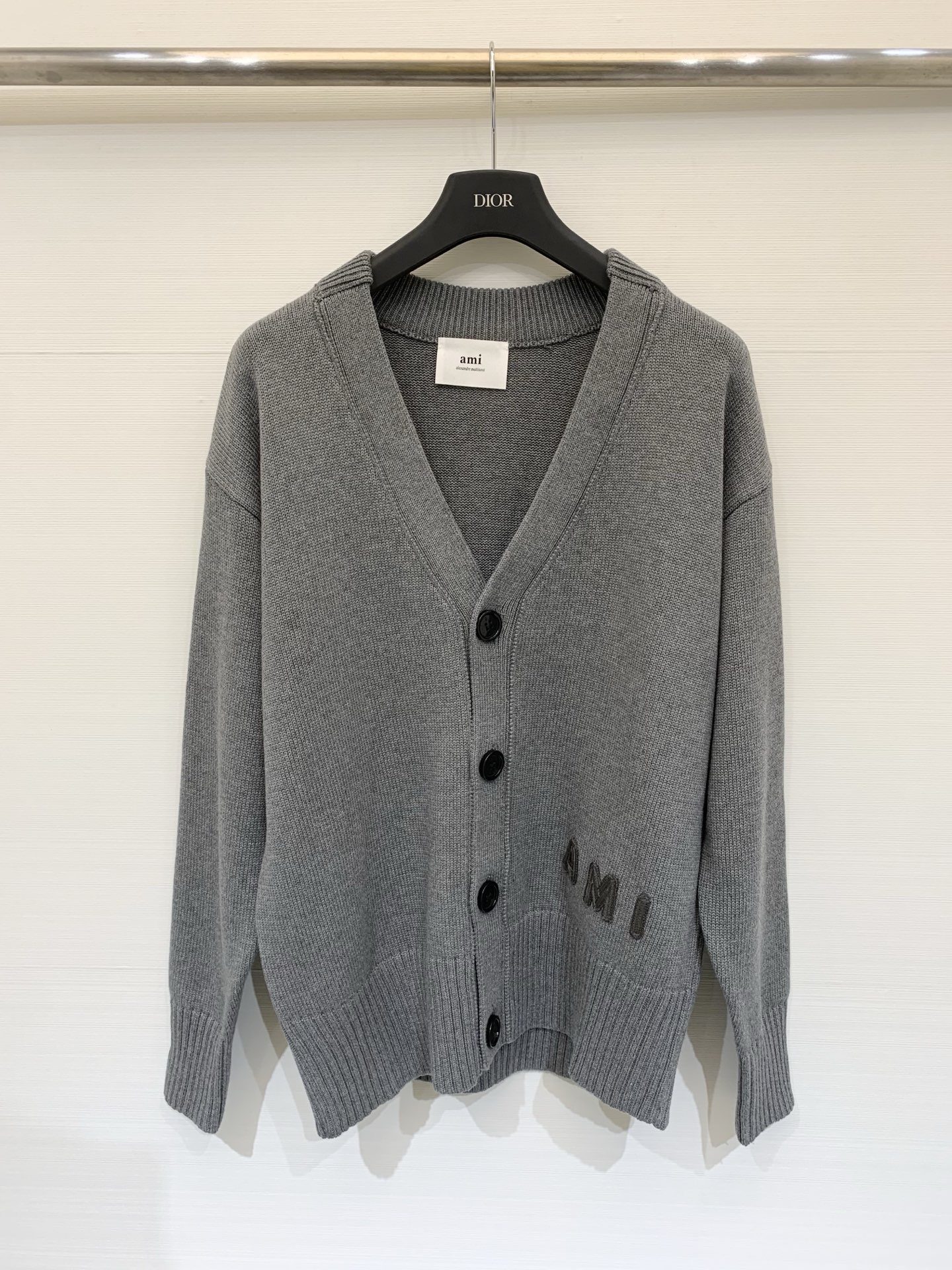 NO:591936,Ami's new autumn and winter letter embroidered cotton cardigan sweater. Loose knitted sweater must be a must-have item in autumn and winter. Many celebrities wear the same ami love sweater. It has a great fit, thick and warm. It looks great when you go out. Cleanfit's style is too high-end. Color: light apricot, black, dove gray, floral gray. Size: smlxl P,, sweaters, alexander wang19860909Ami 秋冬新款 字母刺绣纯棉开衫毛衣,宽松的针织毛衣一定是秋冬季节必备的单品啦,众多明星上身同款的ami爱心毛衣,版型超好,厚实保暖,出门随便一搭就很好看,cleanfit的风格太高级啦~ 颜色浅杏 黑色 鸽灰 花灰 码数smlxl P,,sweaters,alexander wang,Women's clothing