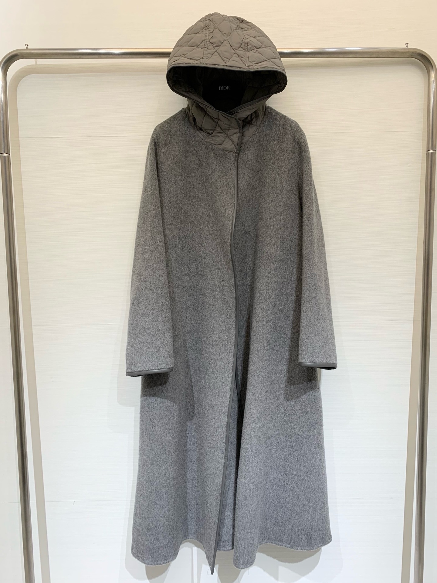 NO:605274,With dust bag Hermes 25 new autumn and winter style sheepskin-edged hooded wool coat with belt design down hood splicing high-end atmosphere three-color sml, hermes, down jacket, sheepskin, hats, alexander wang19860909配防尘袋Hermes 25秋冬新款 羊皮包边连帽羊毛大衣 配腰带设计 羽绒帽拼接 高级大气 三色sml,,hermes,down jacket,sheepskin,hats,alexander wang,Women's clothing
