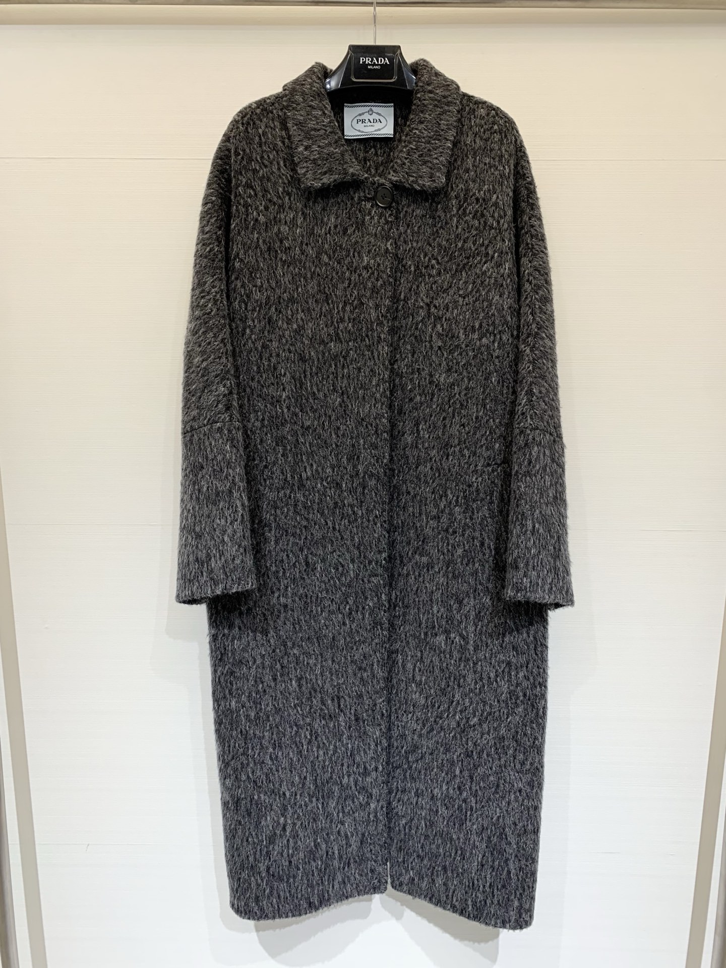 NO:605608,Comes with dust bag Prada 25 new autumn and winter one-button lapel long Suli cashmere coat, cocoon-shaped version is loose and casual, one button at the neck, made of Suli cashmere + wool blended material, with the iconic triangle logo stripe decoration on the back, casual and relaxed style. The surface shows a gray and black mixed color 'furry' texture, the texture is fluffy and soft, with a casual texture, visually warm and high-end Size SML, prada, alexander  wang19860909配防尘袋Prada 25秋冬新款 翻领一粒扣长款苏丽羊绒大衣,茧型的版型宽松休闲,颈部一粒纽扣,采用苏丽羊绒+羊毛混纺材质,后背带有标志性的三角Logo条纹装饰,风格随性松弛.表面呈现出灰黑混色的“毛茸茸”纹理,质感蓬松柔软,自带随性的肌理感,视觉上温暖又高级 码数SML,,prada,alexander wang,Women's clothing