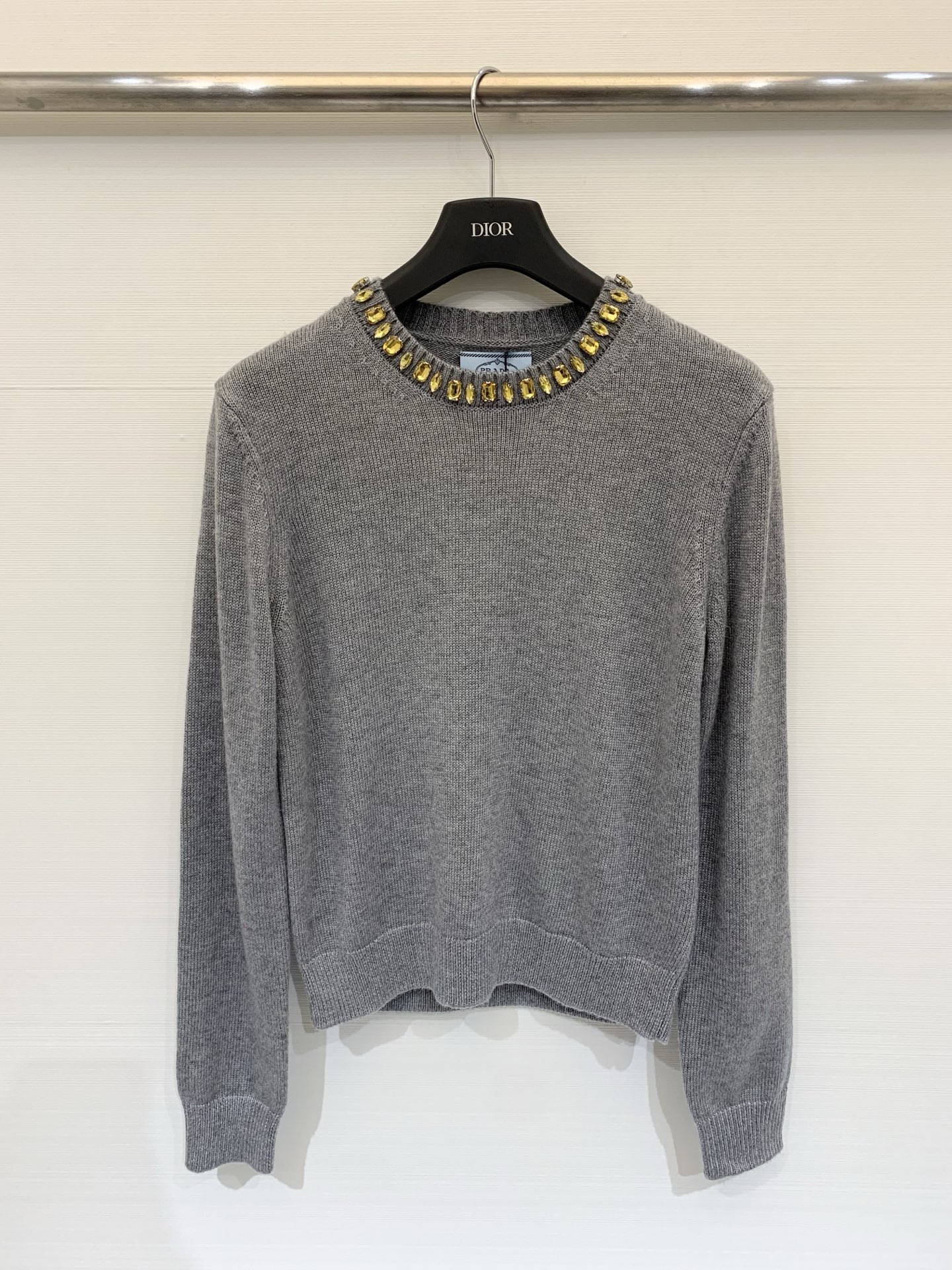 NO:606035,Prada 26 early spring new model, rhinestone round neck knitted long sleeves, triangle logo logo decoration on the back, series models shipped, upper body with high-end atmosphere code //,,prada,alexander wang19860909Prada 26早春新款 水钻圆领针织长袖 背后三角标Logo修饰点缀 系列款出货 上身高级氛围感 碼 //,,prada,alexander wang,Women's clothing