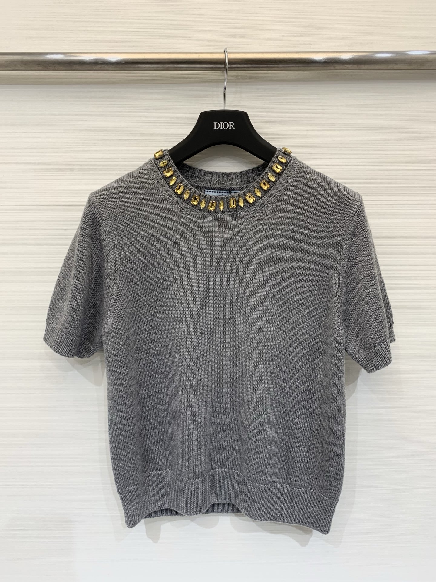 NO:606050,Prada 26 early spring new model, rhinestone round neck knitted short sleeves, triangle logo logo decoration on the back, series models shipped, upper body with high-end atmosphere code //,,prada,T-shirt,alexander wang19860909Prada 26早春新款 水钻圆领针织短袖 背后三角标Logo修饰点缀 系列款出货 上身高级氛围感 碼 //,,prada,T-shirt,alexander wang,Women's clothing
