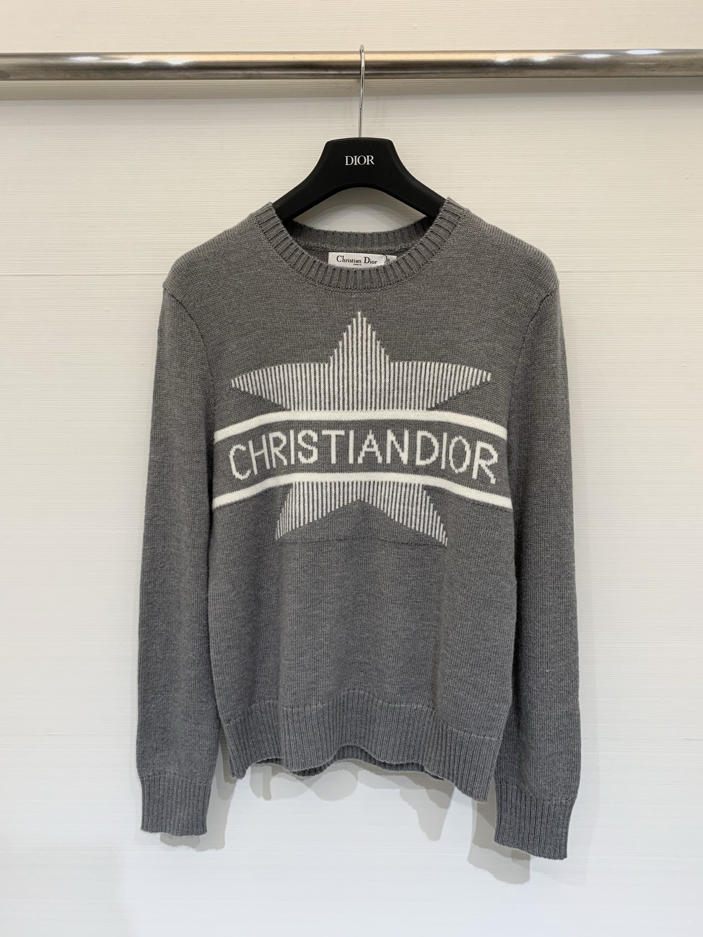 NO:606053,Dior 25 new autumn and winter style, five-pointed star jacquard long-sleeved model, logo pattern decoration, series model shipped, upper body with high-end atmosphere, 3 color codes //,,dior,alexander wang19860909Dior 25秋冬新款 五角星提花长袖款 logo图案修饰点缀 系列款出货 上身高级氛围感 3色碼 //,,dior,alexander wang,Women's clothing