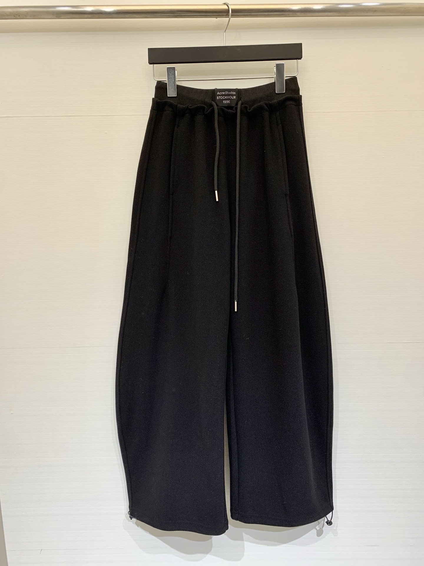 NO:606057,Acnestudios 25 new autumn and winter style casual trousers with logo waist and scimitar, cotton, upper body effect is lazy and casual, two colors sml,,acne studios,dior,alexander wang19860909Acnestudios 25秋冬新款 拼接腰头Logo弯刀休闲长裤,棉,上身效果慵懒休闲 两色sml,,acne studios,dior,alexander wang,Women's clothing
