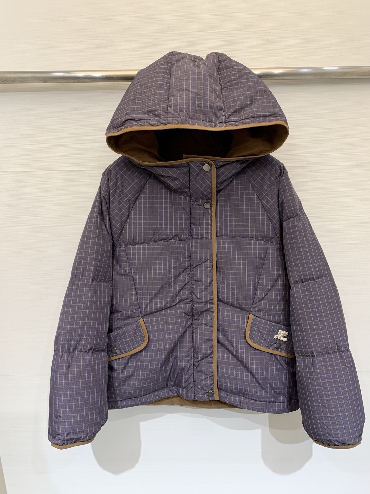NO:606770,Comes with dust bag Courreges 25 new autumn and winter purple plaid hooded down jacket, a must-have for keeping warm in winter!  Purple plaid + brown lining stitching, retro and fashionable, hooded design + adjustable drawstring, 90% white duck down filling inside, skin-friendly and warm, loose fit, slim and versatile, suitable for daily leisure or commuting, thickened cuffs and hem, durable and warm, easy to create a warm winter look with a scarf. Size sml,, down jacket, hats, alexander wang19860909配防尘袋Courreges 25秋冬新款 紫色格纹连帽羽绒服 冬季保暖必备！紫色格纹＋棕色内里拼接,复古又时髦,连帽设计＋可调节抽绳,内里90白鸭绒填充,亲肤又保暖,宽松版型显瘦百搭,日常休闲或通勤都很合适,袖口和下摆加厚,耐用又保暖,搭配围巾轻松打造温暖冬日造型 码数sml,,down jacket,hats,alexander wang,Women's clothing