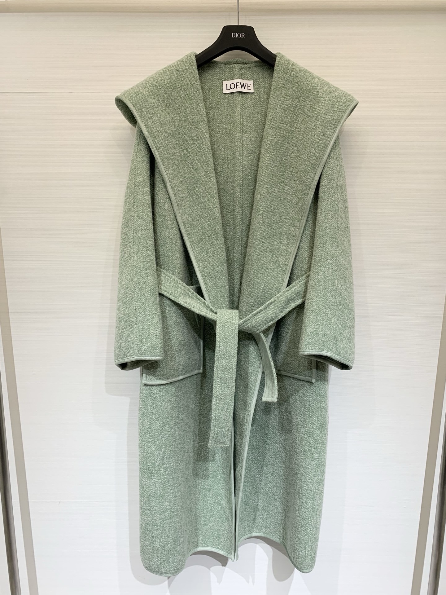 NO:606780,Comes with dust bag LOEWE 25 new autumn and winter light green double-sided alpaca bathrobe style hooded coat, made of high-end alpaca wool blend, suede edging to create a high-end feel, delicate texture, light green tone, low-key and elegant, lapel + belt details, comfortable and fashionable to wear, great for layering or wearing alone in autumn and winter, paired with light-colored trousers or skirts, easily get a high-end look  Size sml,,loewe,skirts,chamois leather,hats,alexander wang19860909配防尘袋LOEWE 25秋冬新款 浅绿色双面羊驼毛浴袍款连帽大衣,选用高端羊驼毛羊毛混纺,麂皮包边处理打造高级感,质感细腻,浅绿色调低调优雅,翻领＋腰带细节,穿着舒适又时髦,秋冬叠穿或单穿都很出彩,搭配浅色裤装或裙装,轻松get高级感穿搭 码数sml,,loewe,skirts,chamois leather,hats,alexander wang,Women's clothing
