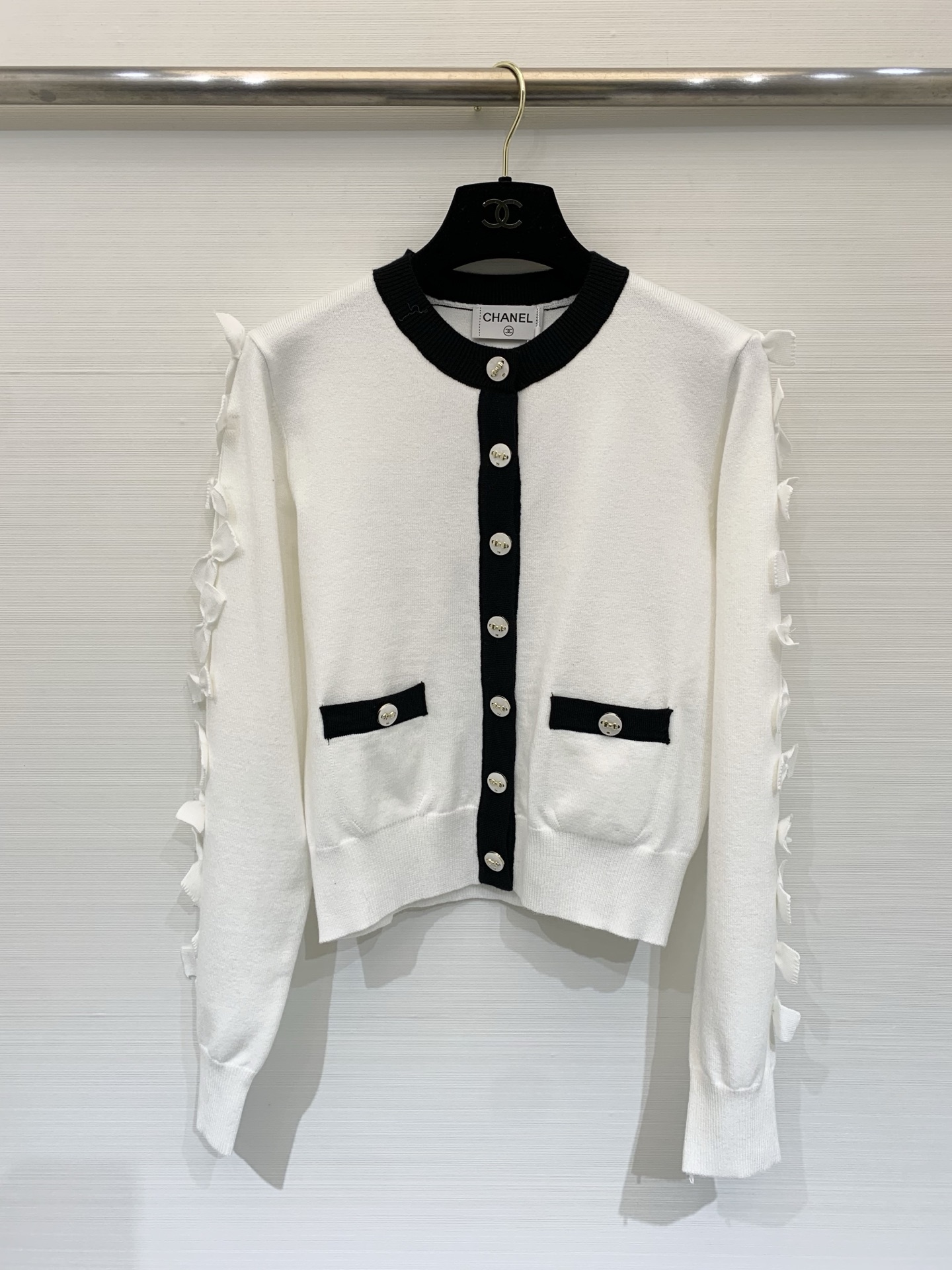 NO:606751,CHANEL 25 new autumn and winter style bow black and white contrast cardigan style logo pattern decoration embellishment series models shipped upper body high-end atmosphere 2 color code //,,chanel,alexander wang19860909CHANEL 25秋冬新款 蝴蝶结黑白撞色开衫款 logo图案修饰点缀 系列款出货 上身高级氛围感 2色碼 //,,chanel,alexander wang,Women's clothing