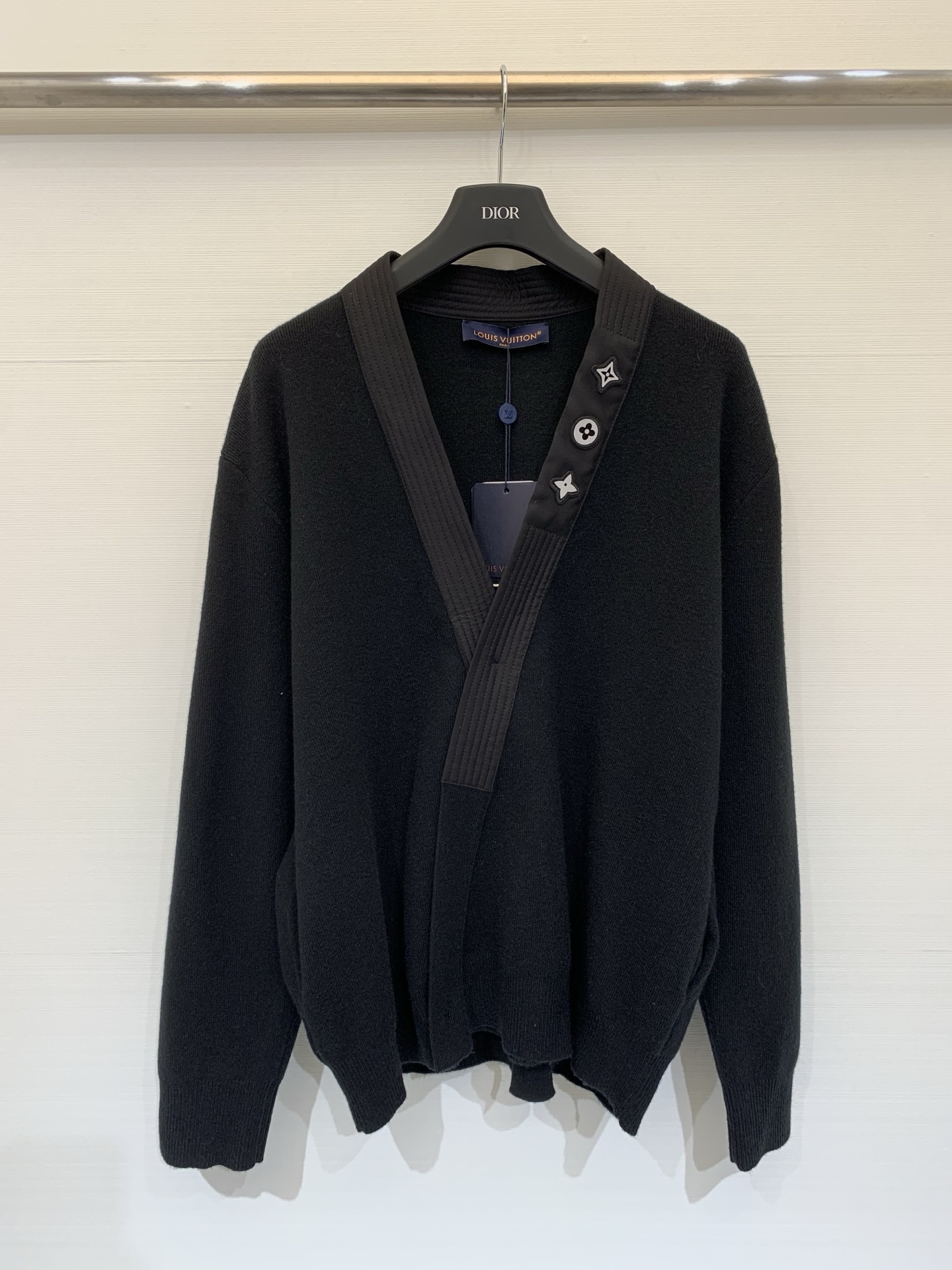 NO:606755,LouisVuit*on 25 new autumn and winter style contrast letter V-neck knitted long-sleeved cardigan wool two-color sml, louis vuitton, alexander wang19860909LouisVuit*on 25秋冬新款 撞色字母V领针织长袖开衫 羊毛 两色sml,,louis vuitton,alexander wang,Women's clothing