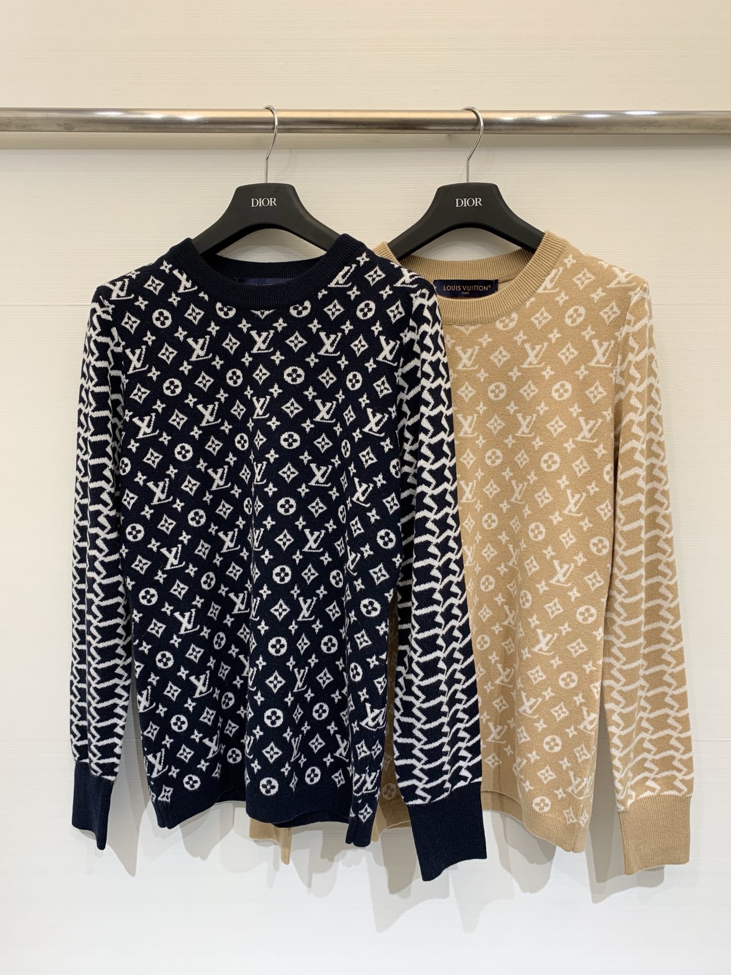 NO:606771,LouisVuit*on 25 new autumn and winter style contrasting presbyopic letter round neck knitted long-sleeved wool two-color sml P,,louis vuitton,alexander wang19860909LouisVuit*on 25秋冬新款 撞色老花字母圆领针织长袖 羊毛 两色sml P,,louis vuitton,alexander wang,Women's clothing