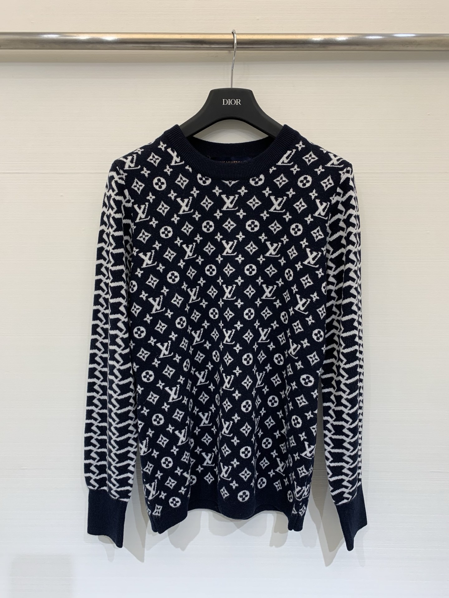 NO:606775,LouisVuit*on 25 new autumn and winter style contrasting presbyopic letters round neck knitted long sleeves wool two-color sml, Louis Vuitton, Alexander Wang19860909LouisVuit*on 25秋冬新款 撞色老花字母圆领针织长袖 羊毛 两色sml,,louis vuitton,alexander wang,Women's clothing