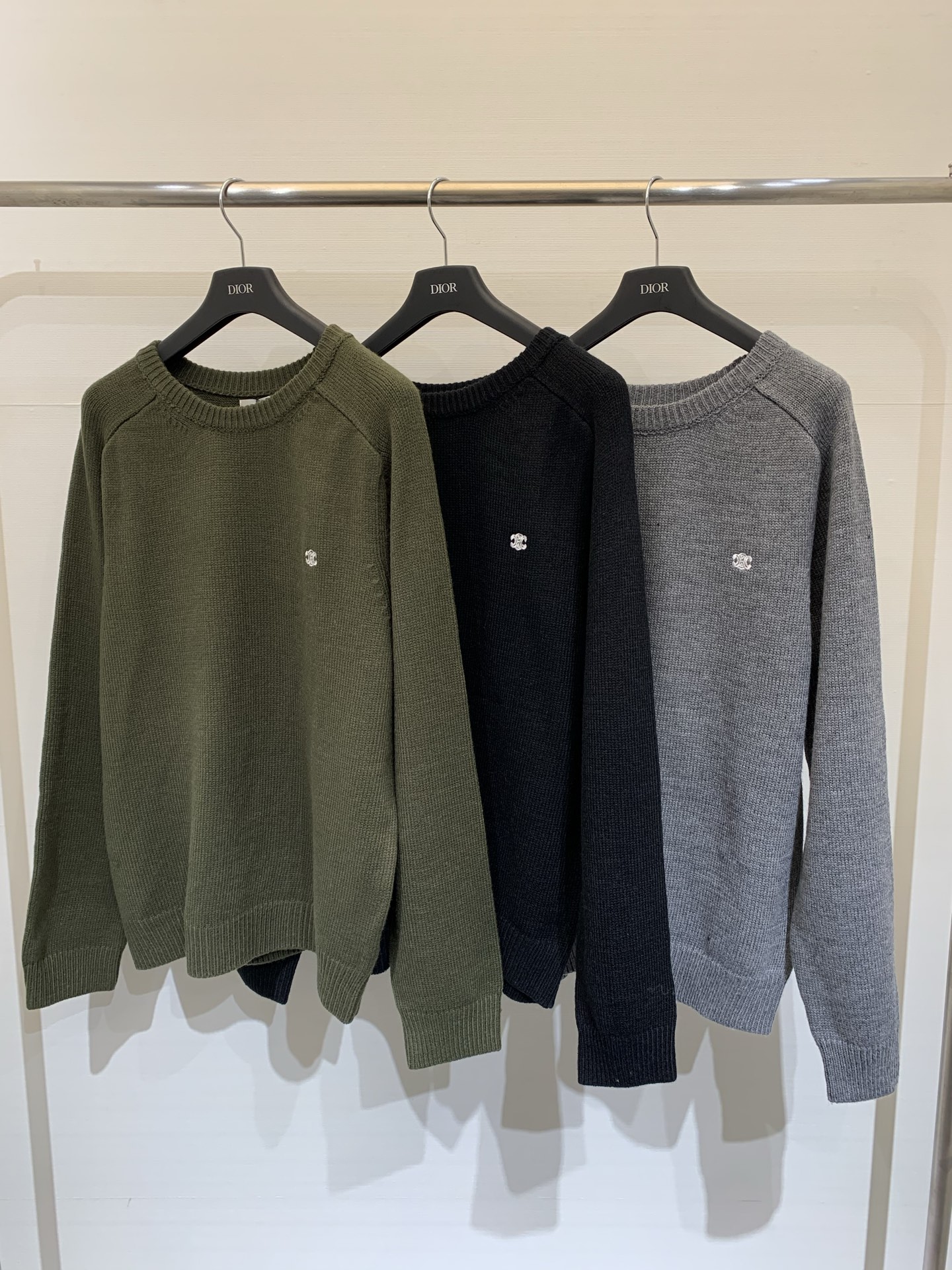 NO:606741,Celine 25 new autumn and winter style, round neck knitted long-sleeved style, logo pattern decoration, series models shipped, upper body with high-end atmosphere, 3 color codes //,,celine,alexander wang19860909Celine 25秋冬新款 圆领针织长袖款 logo图案修饰点缀 系列款出货 上身高级氛围感 3色碼 //,,celine,alexander wang,Women's clothing