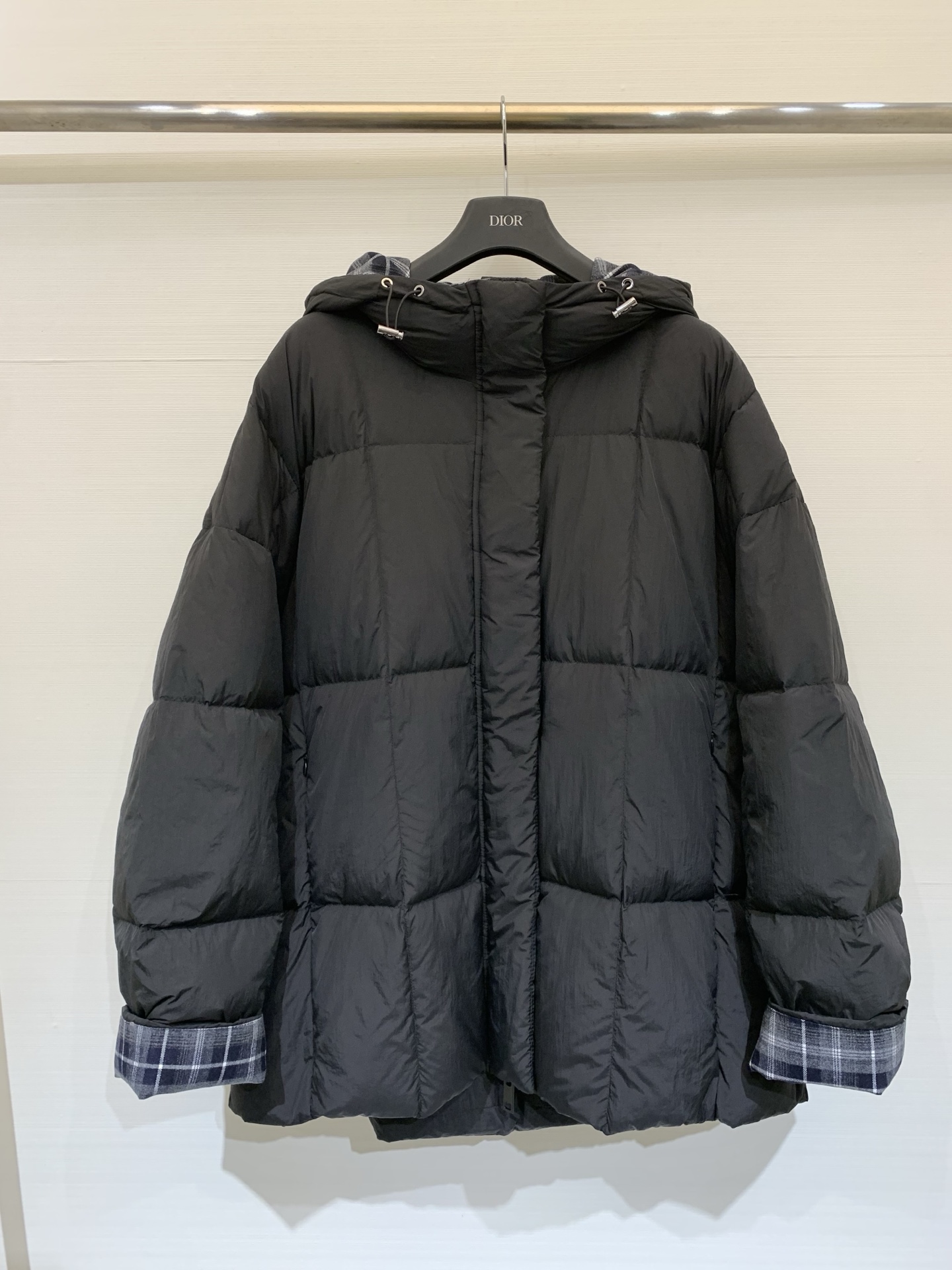 NO:606790,Comes with dust bag Acnestudios 25 new autumn and winter hooded plaid down jacket, classic bread style (fluffy and full quilted filling), hooded design with drawstring adjustment, classic logo on the back of the hat, belongs to the type of 'simple high-end + small design', suitable for daily matching with sweatshirts and sweaters. Two-color sml,,acne studios,dior,hoodie,sweatshirts,sweaters,down jacket,hats,alexander  wang19860909配防尘袋Acnestudios 25秋冬新款 连帽格纹羽绒服,经典的面包服版型（蓬松饱满的绗缝填充）,连帽设计带抽绳调节,背后帽子经典logo标志,属于“简约高级+小设计”的类型,日常搭配卫衣、毛衣都很合适 两色sml,,acne studios,dior,hoodie,sweatshirts,sweaters,down jacket,hats,alexander wang,Women's clothing