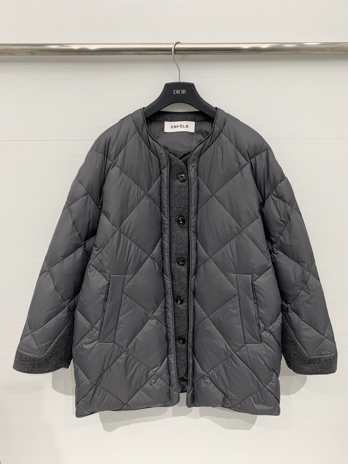 NO:608732,Comes with dust bag Enfold 25 new autumn and winter gray apricot rhombus lightweight down jacket, with a classic baseball collar design, perfect for simple casual style!  Filled with high-quality down, the warmth is online. The outer layer is diamond quilted and not easy to shed. It is light and not bulky. It is suitable for commuting or leisure in autumn and winter. The front snap buttons are easy to put on and take off. The cuffs are adjustable and the comfort level is up!  Pair it with a sweatshirt, scarf or jeans, and you can easily get the Korean simple style ~ two-color SML, hoodie, sweatshirts, jeans, down jacket, alexander wang19860909配防尘袋Enfold 25秋冬新款 灰杏色菱格轻薄羽绒服,采用经典棒球领设计,简约休闲风满分！填充高品质羽绒,保暖力在线,外层菱格绗缝不易脱绒,轻盈不臃肿,秋冬通勤或休闲都很适合,正面按扣方便穿脱,袖口可调节,舒适度up！搭配卫衣、围巾或牛仔裤,轻松get韩系简约风～两色SML,,hoodie,sweatshirts,jeans,down jacket,alexander wang,Women's clothing