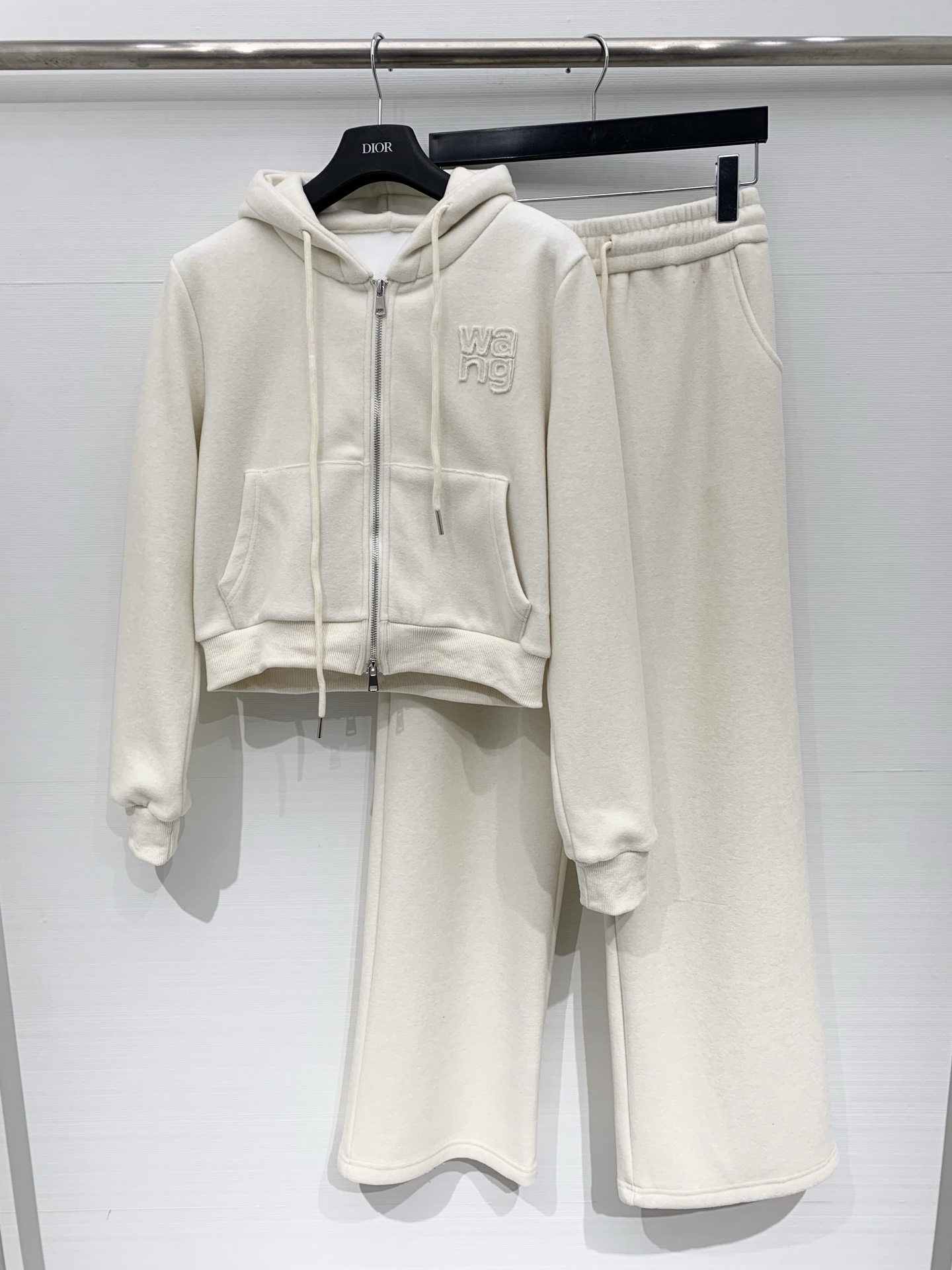 NO:608728,Alexanderwang 25 new autumn and winter style velvet hooded sweatshirt suit, short hooded zipper + casual pants, with same color drawstring, 'wang' three-dimensional embroidery logo on the chest, large pockets on both sides, loose and comfortable fit, soft fleece/plush material, skin-friendly texture with gentle matte luster, easily create a lazy atmosphere Two-color sml,,hoodie,sweatshirts,hats,alexander wang19860909Alexanderwang 25秋冬新款 加绒连帽卫衣套装,短款连帽拉链款+休闲裤,配同色系抽绳,胸前有“wang”立体刺绣标识,两侧设大口袋,版型宽松舒适,柔软的抓绒/毛绒材质,质感亲肤且带有温柔的哑光光泽,轻松打造慵懒氛围感 两色sml,,hoodie,sweatshirts,hats,alexander wang,Women's clothing