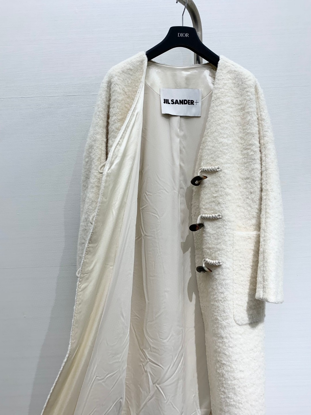 JILSANDER 经典大爆款 🔥秋冬爆款 羊角扣𝐕领羊毛大衣 里衬设计更加舒适 黑色系撞色设计非常百搭