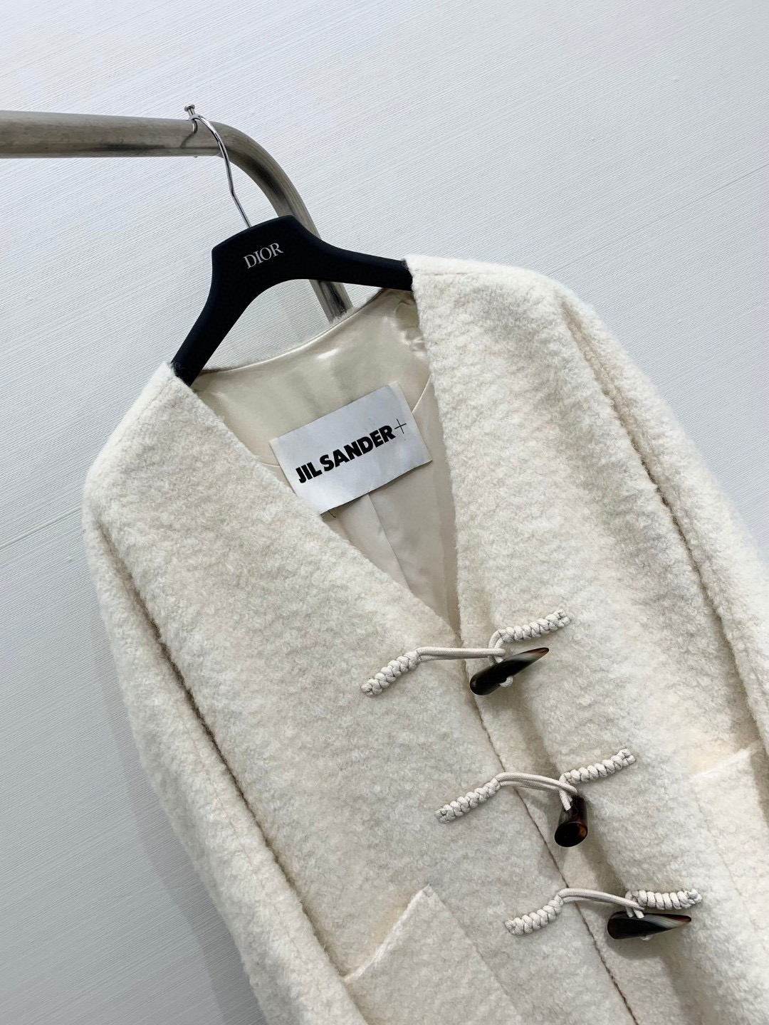 JILSANDER 经典大爆款 🔥秋冬爆款 羊角扣𝐕领羊毛大衣 里衬设计更加舒适 黑色系撞色设计非常百搭