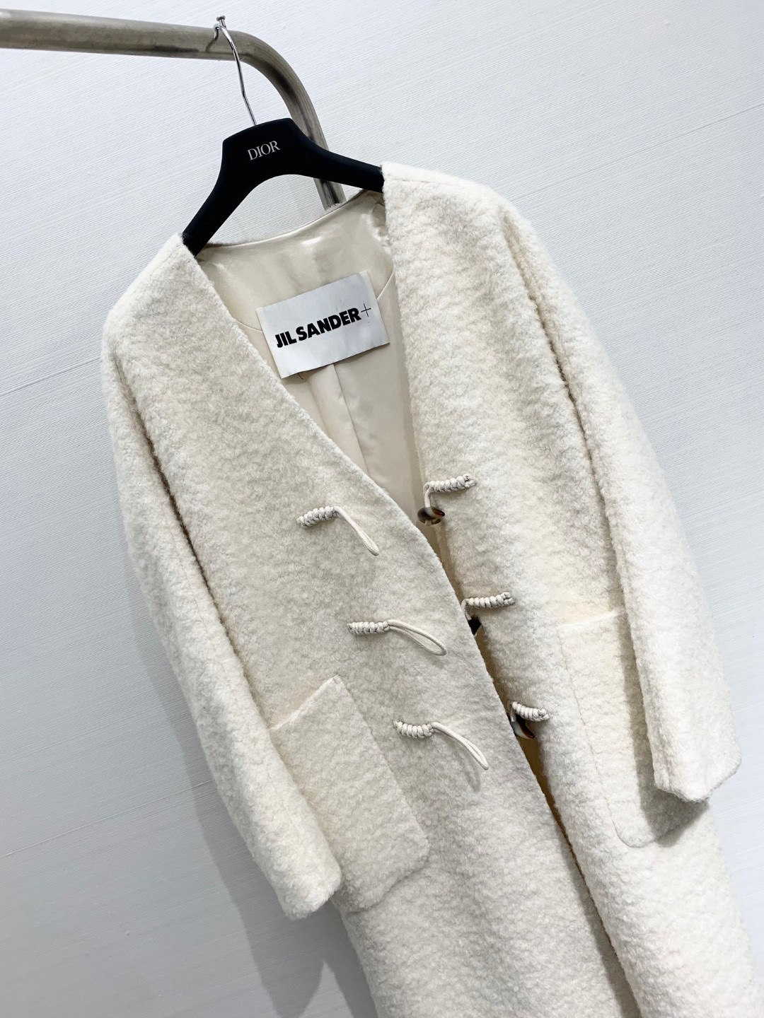 JILSANDER 经典大爆款 🔥秋冬爆款 羊角扣𝐕领羊毛大衣 里衬设计更加舒适 黑色系撞色设计非常百搭