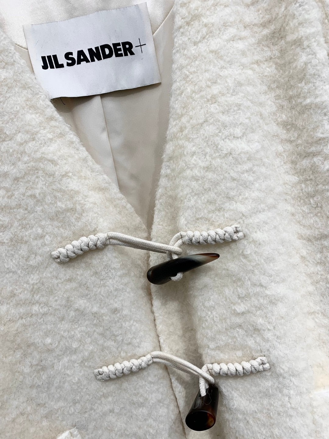 JILSANDER 经典大爆款 🔥秋冬爆款 羊角扣𝐕领羊毛大衣 里衬设计更加舒适 黑色系撞色设计非常百搭